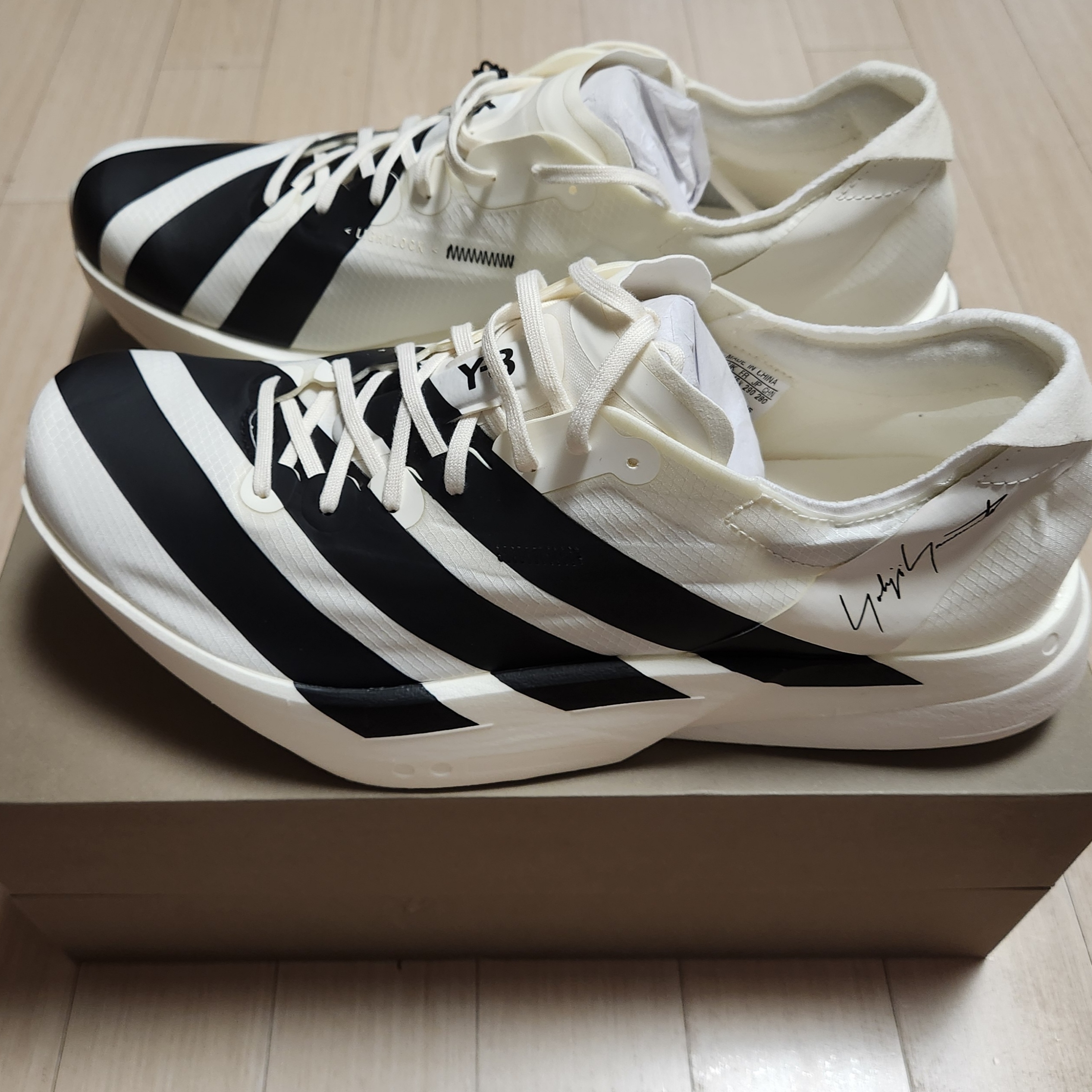Y-3 Adios Pro 4 Off White Black 착용 스타일 - 3