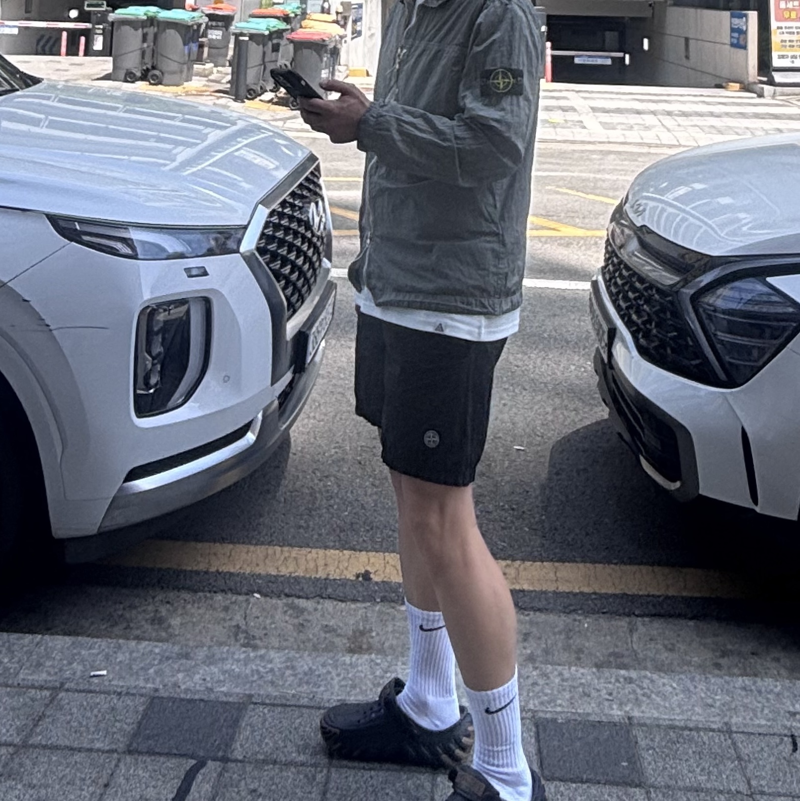 Stone Island B100004 Nylon Metal in Econyl Regular Fit Mid Length Swim Shorts with Pockets Black - 26SS, Stone Island 1200038 Nylon Metal In Econyl Regular-Fit Overshirt with Zip Pocket Pearl Grey - 26SS 착용 스타일