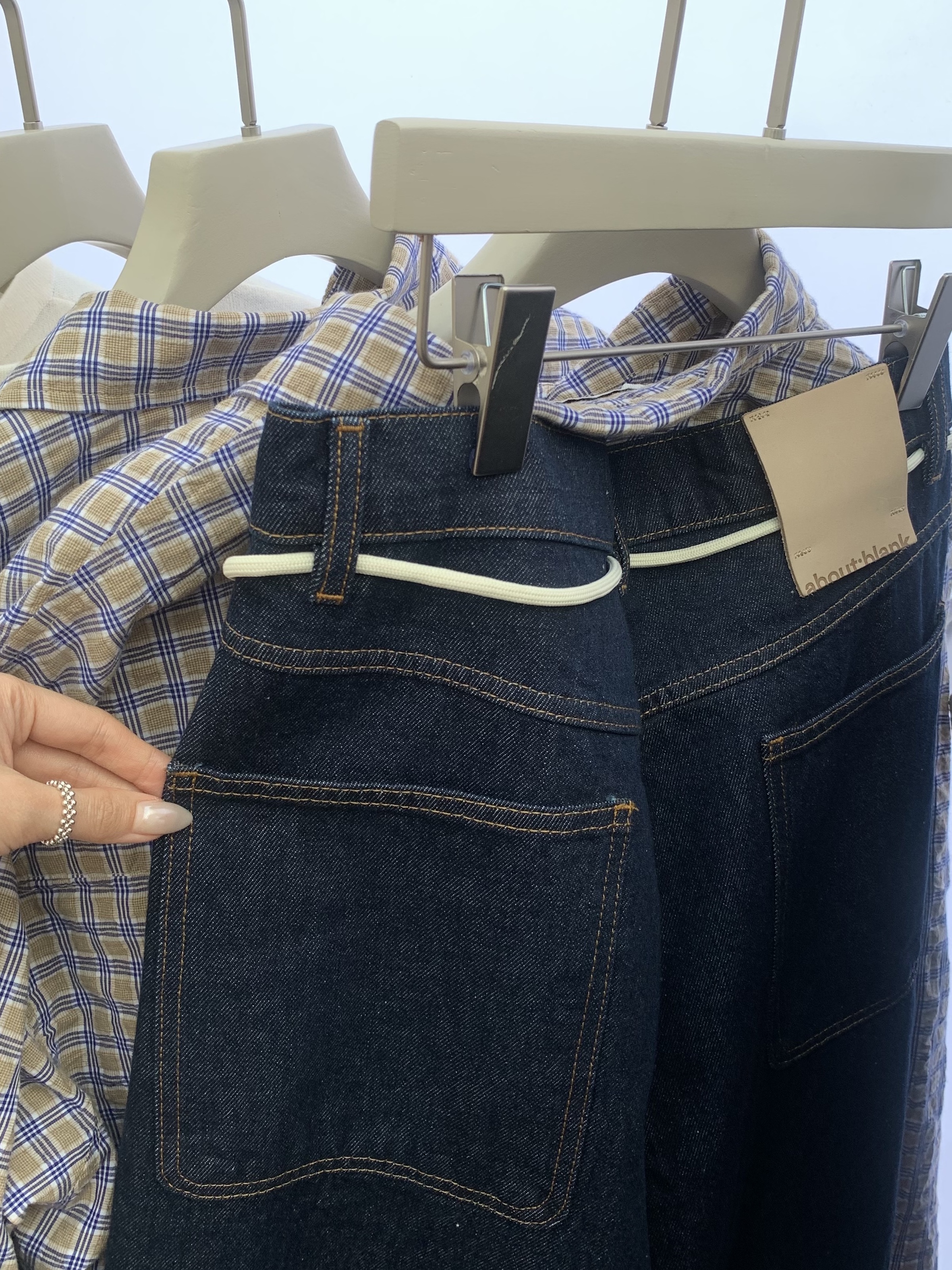 [KREAM 단독] About:Blank Wide Leg Denim Light Blue Wash - 26SS, [KREAM 단독] About:Blank Bottle T-Shirt Oat - 26FW 착용 스타일 - 6