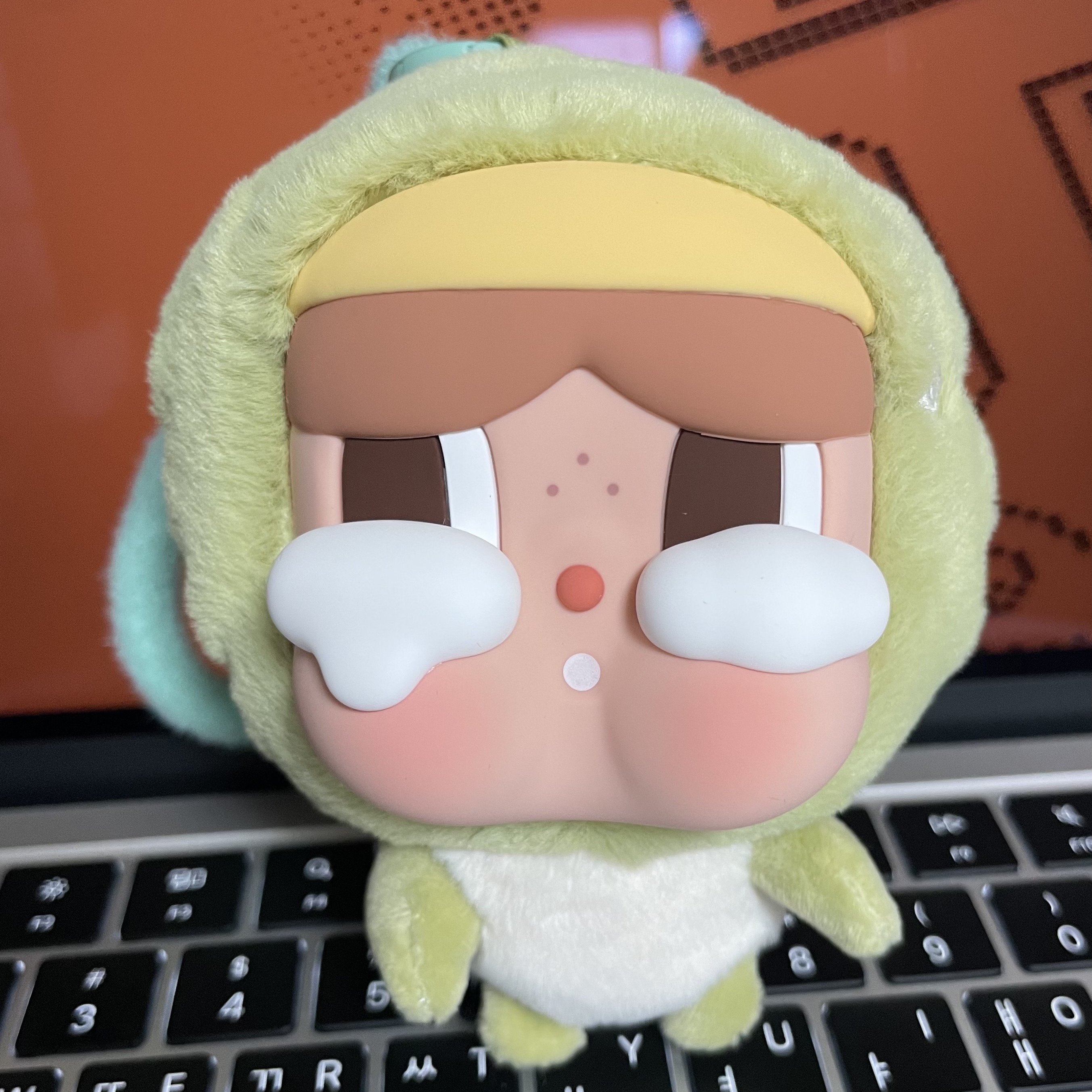 Pop Mart Crybaby Cry Me An Ocean Series Earphone Bag The Sea Turtle (Opened Case) 착용 스타일