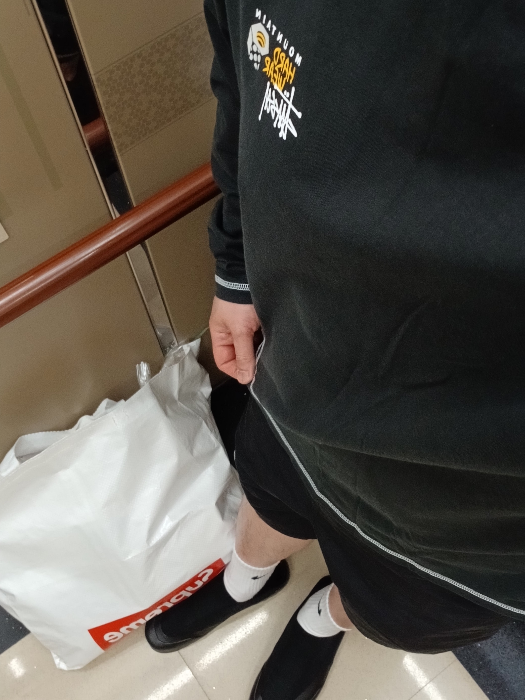 Arc'teryx Squamish Hoody Black, Nike x Stussy Shorts Black (FJ9167-010) 착용 스타일 - 3