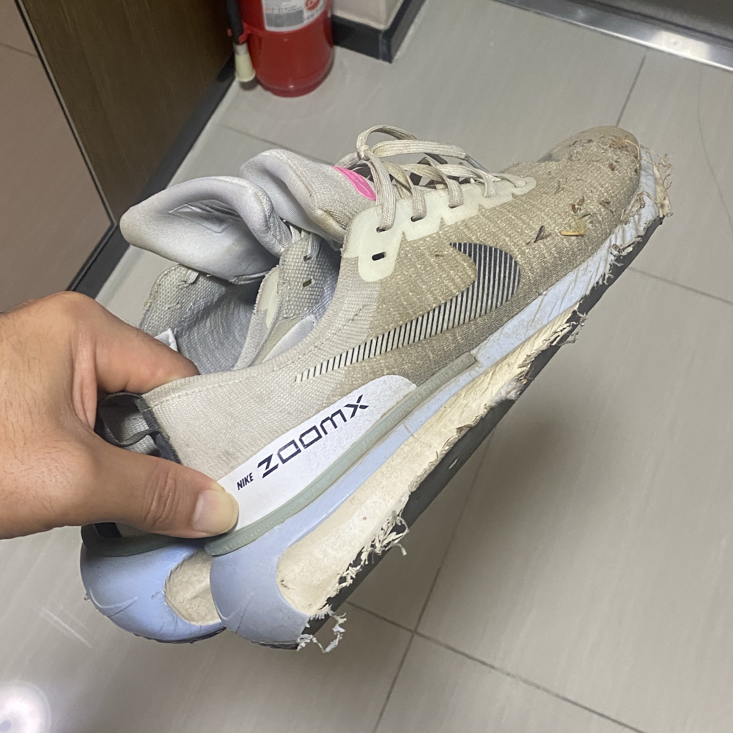 Nike ZoomX Invincible Run Flyknit 3 White Cobalt Bliss 착용 스타일 - 2