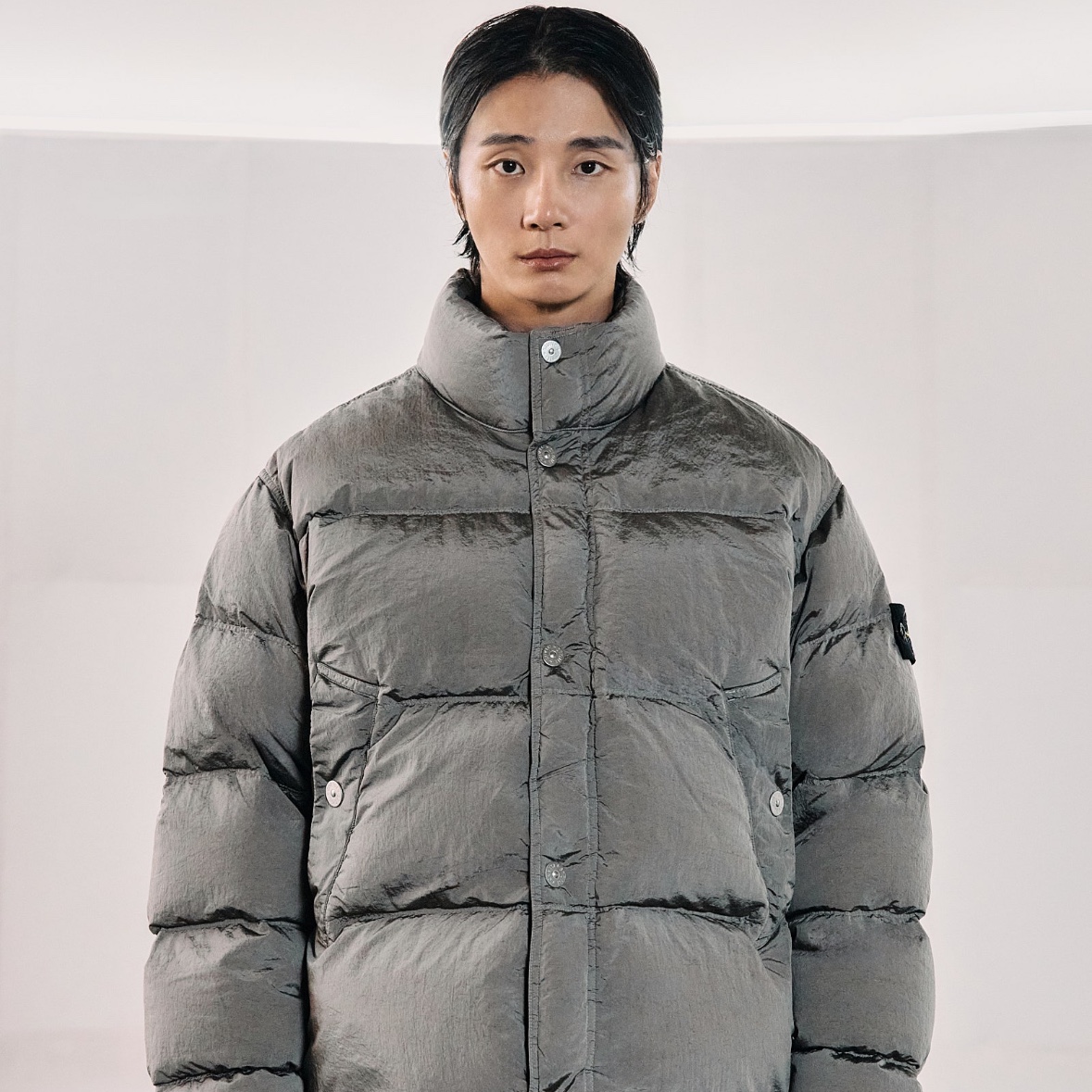 Stone Island 4100124 Nylon Metal In Econyl Down Jacket with Anti Drop and Snap Pockets Sky Blue - 25FW, Stone Island 4100124 Nylon Metal In Econyl Down Jacket with Anti-Drop and Snap Pockets Cement - 25FW 착용 스타일 - 2