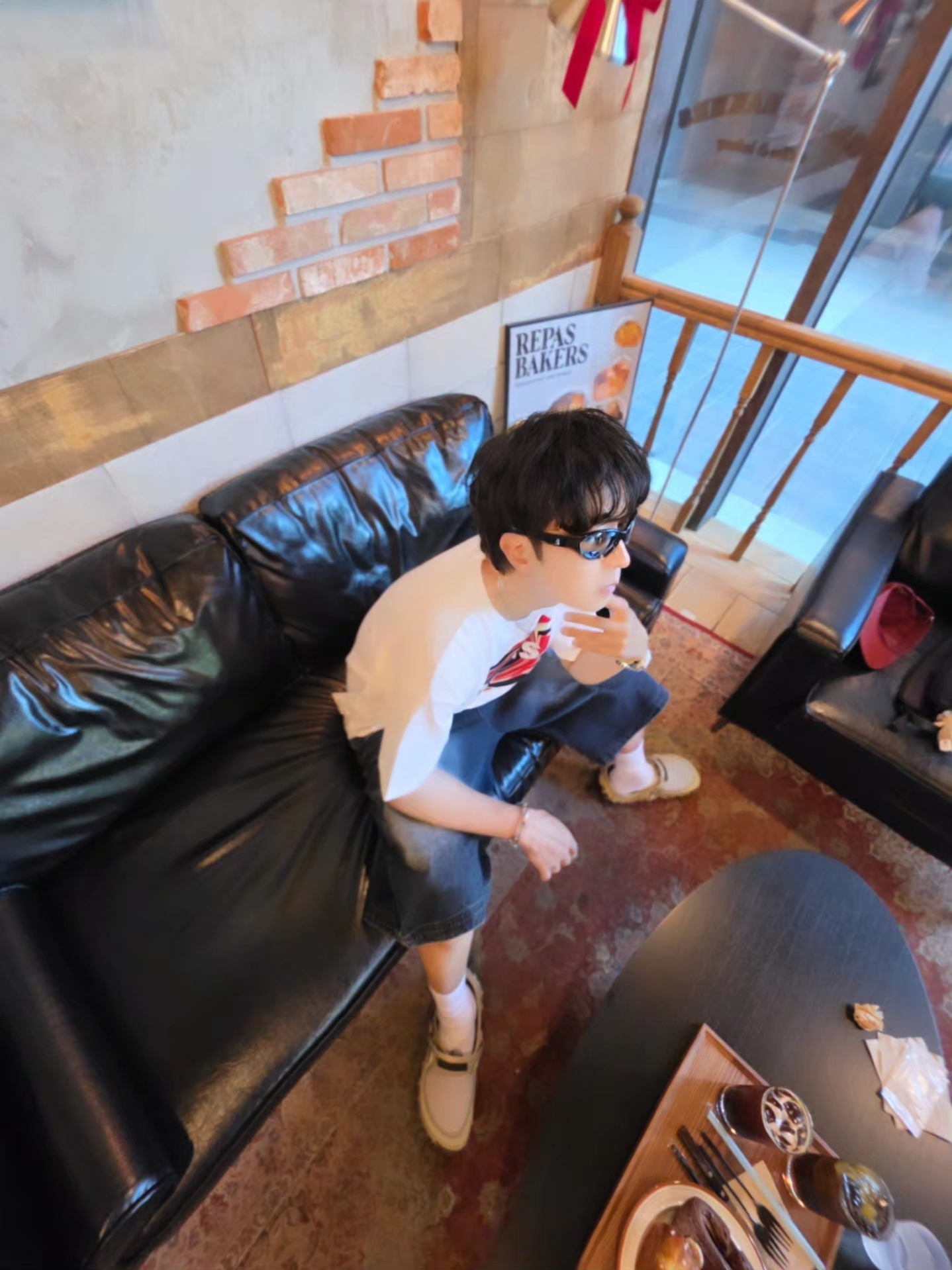 Levi's x Oasis Union Jack T-Shirt White, Crocs Echo RO Ripstop Clog Bark 착용 스타일 - 2