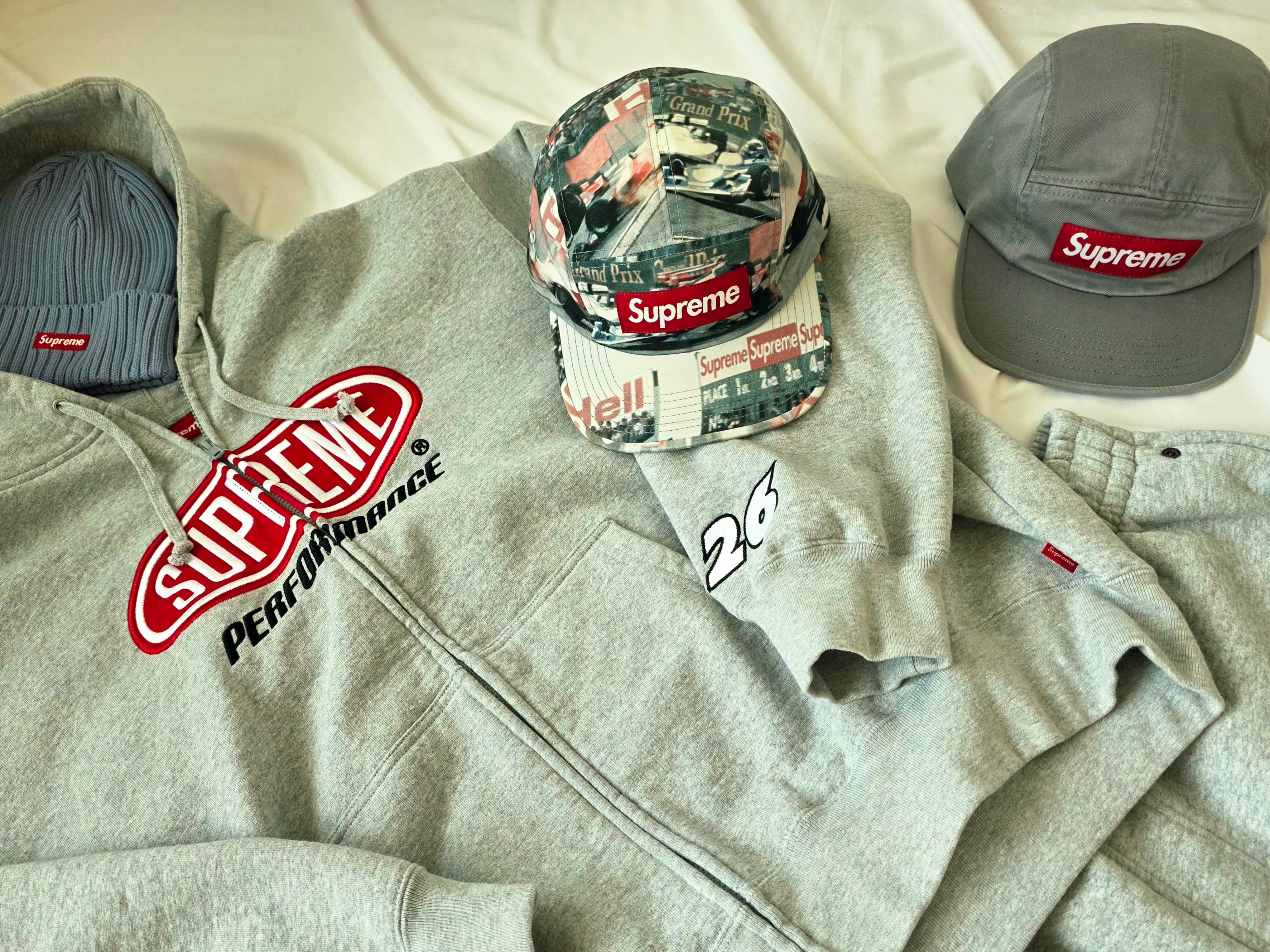 Supreme Double Knee Painter Sweatshort Heather Grey - 26SS, Supreme Performance Zip Up Hooded Sweatshirt Heather Grey - 26SS 착용 스타일 - 2