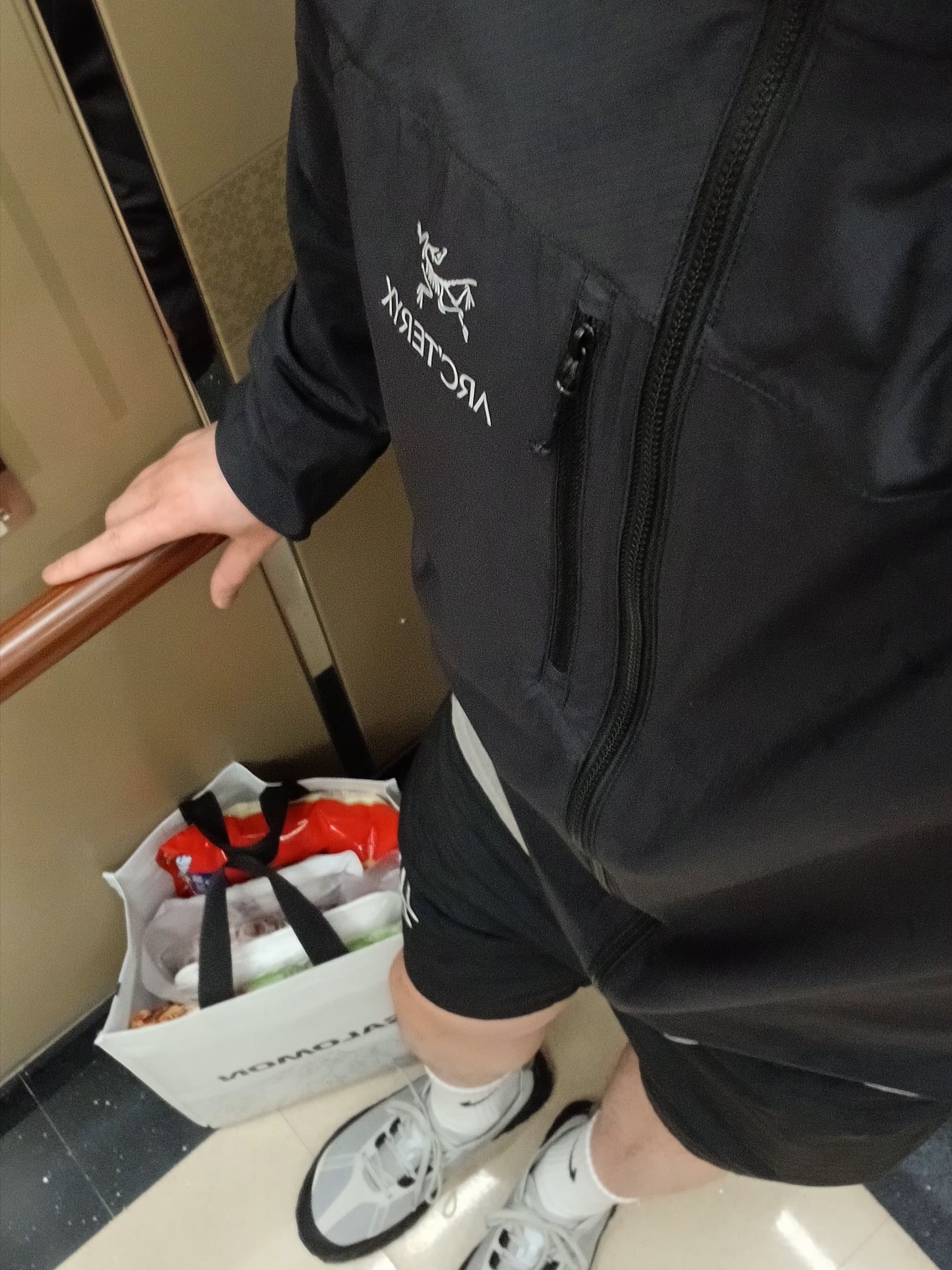 Arc'teryx Squamish Hoody Black, Nike x Stussy Shorts Black (FJ9167-010) 착용 스타일 - 2