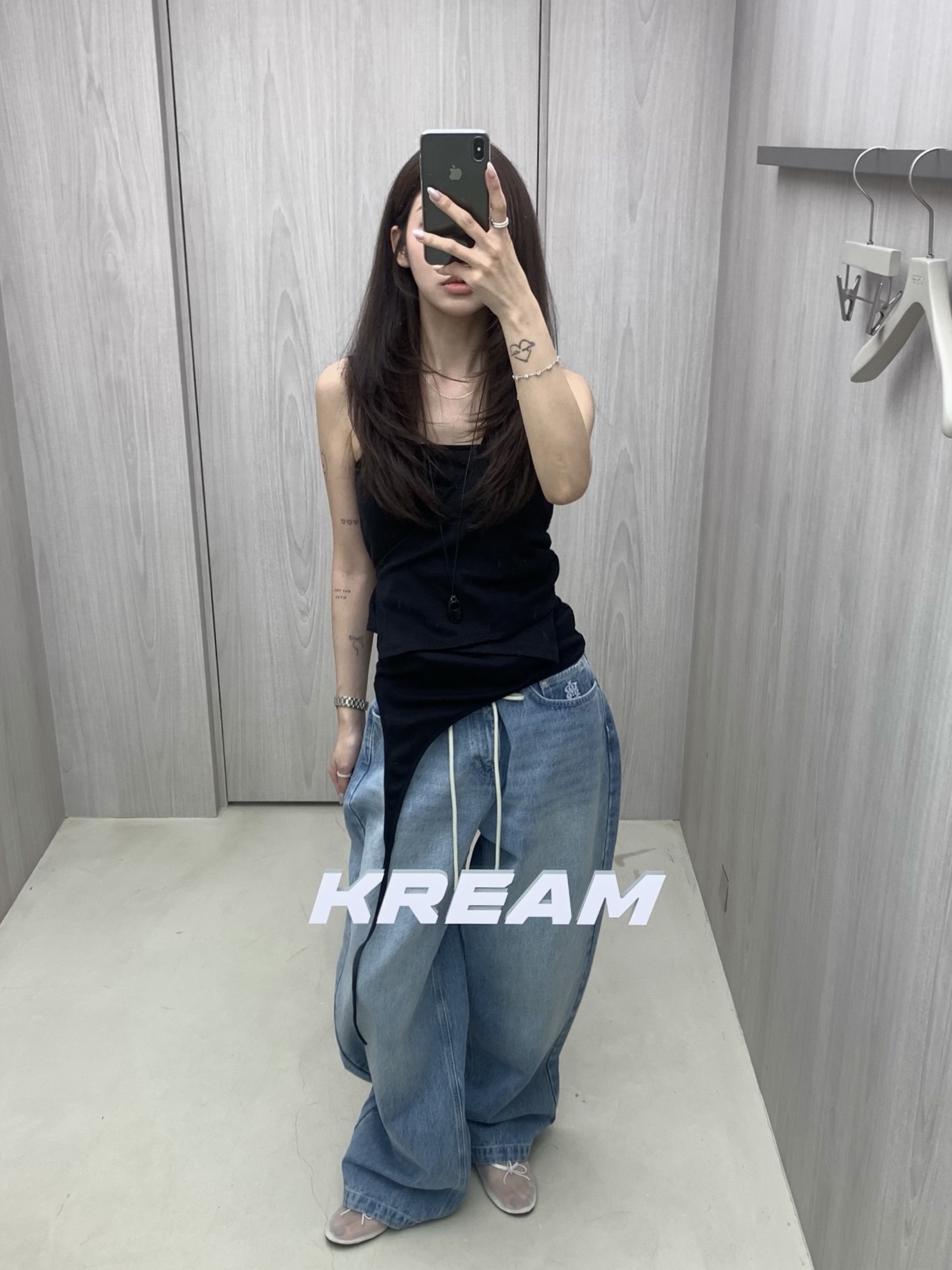 [KREAM 단독] About:Blank Wide Leg Denim Light Blue Wash - 26SS, [KREAM 단독] About:Blank Oxford Script Shirt Blue White - 26FW 착용 스타일 - 4