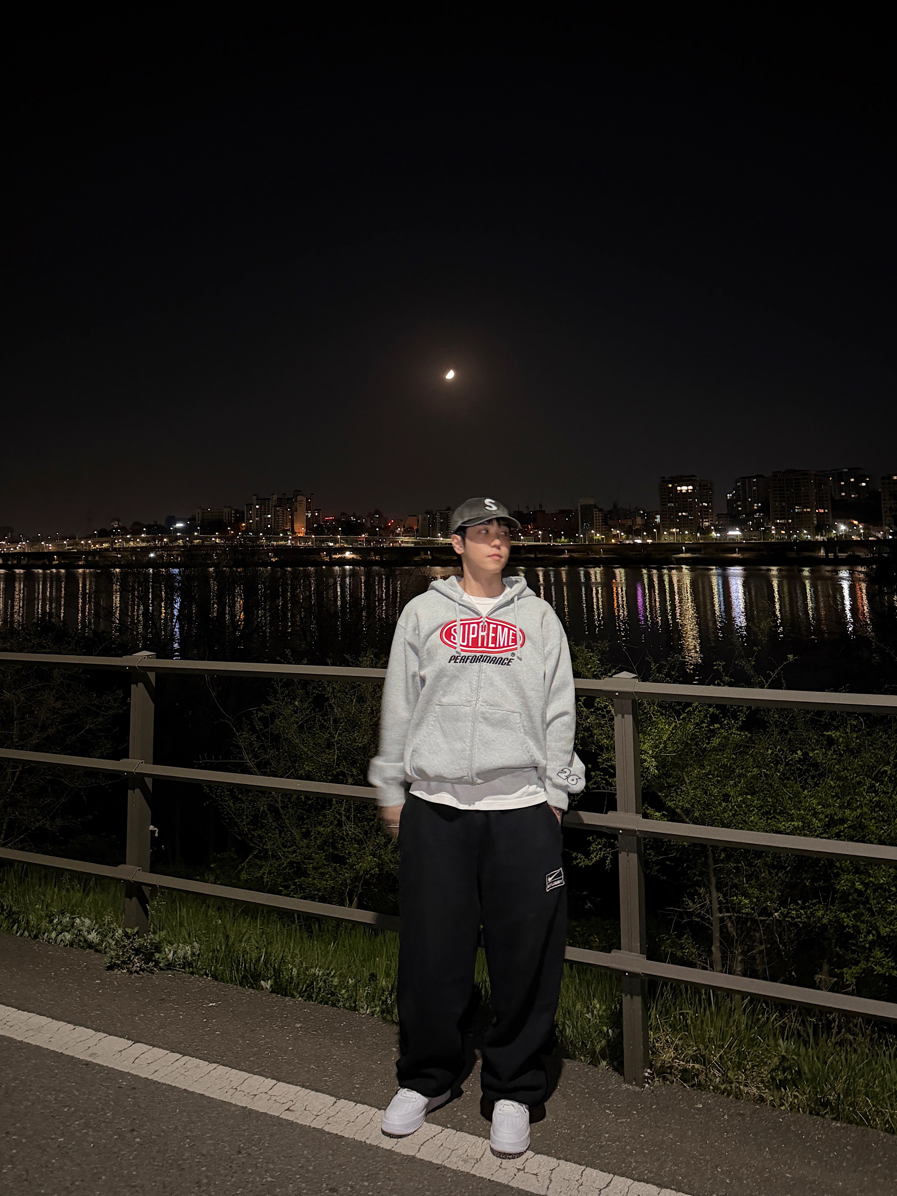 Supreme Performance Zip Up Hooded Sweatshirt Heather Grey - 26SS, Nike Air Force 1 '07 Fresh White 착용 스타일 - 1
