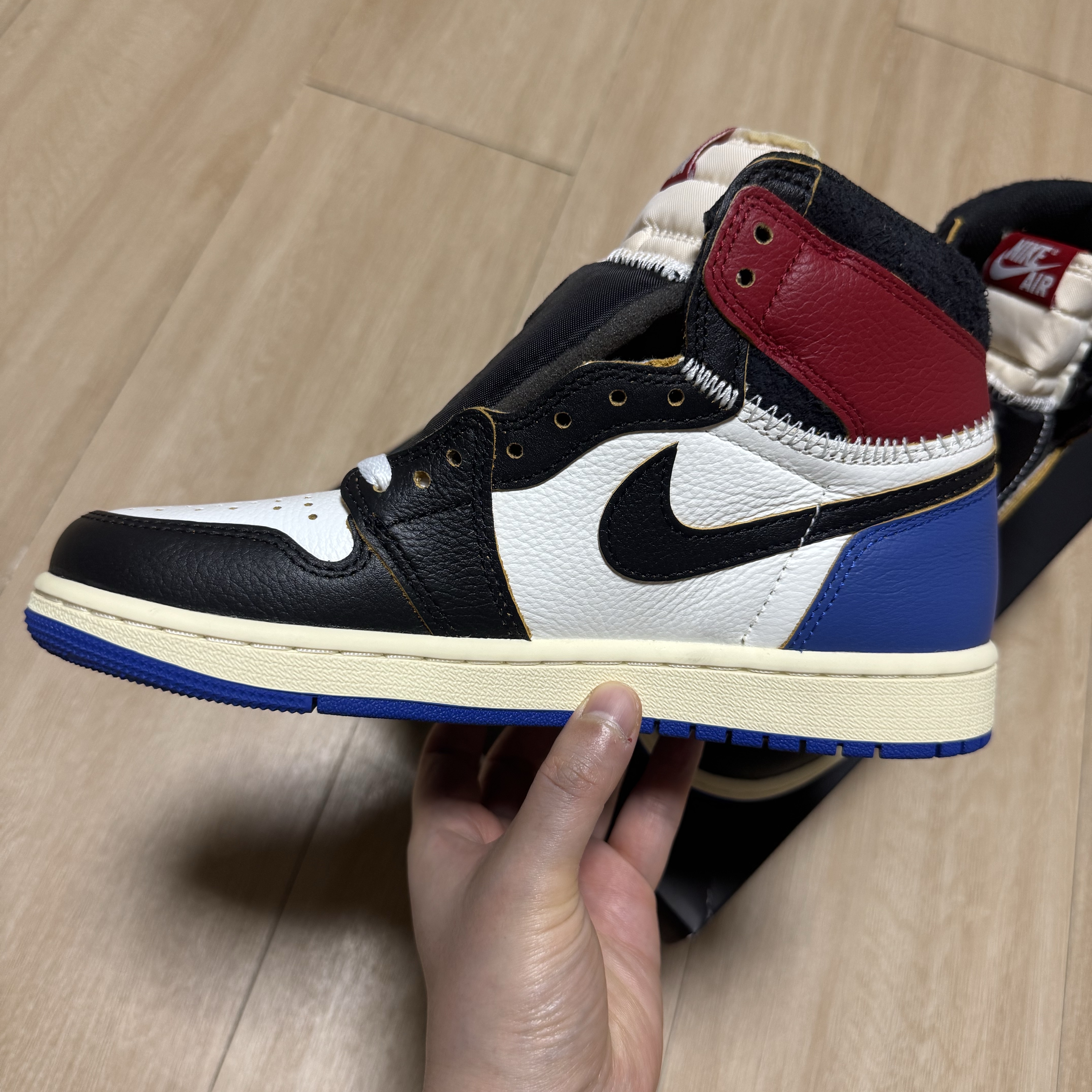 Jordan 1 x Fragment x Union LA Black and Varsity Red 착용 스타일 - 4
