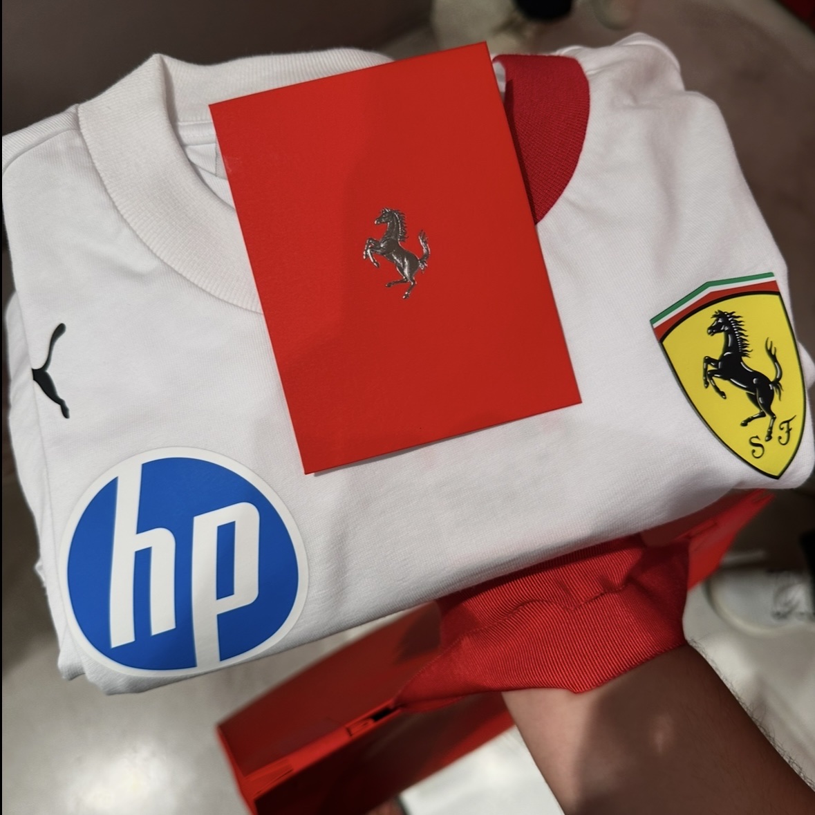 Scuderia Ferrari x Puma 2025 Team T-Shirt Dark Cherry, Scuderia Ferrari x Puma 2025 Drivers Oversized T-Shirt Puma White 착용 스타일 - 2