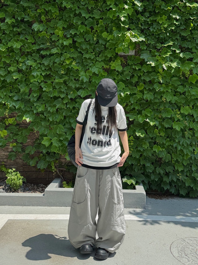 Arc'teryx Gore 5 Panel Cap Black, Mischief Lightweight Zip Around Backpack Black 착용 스타일 - 2