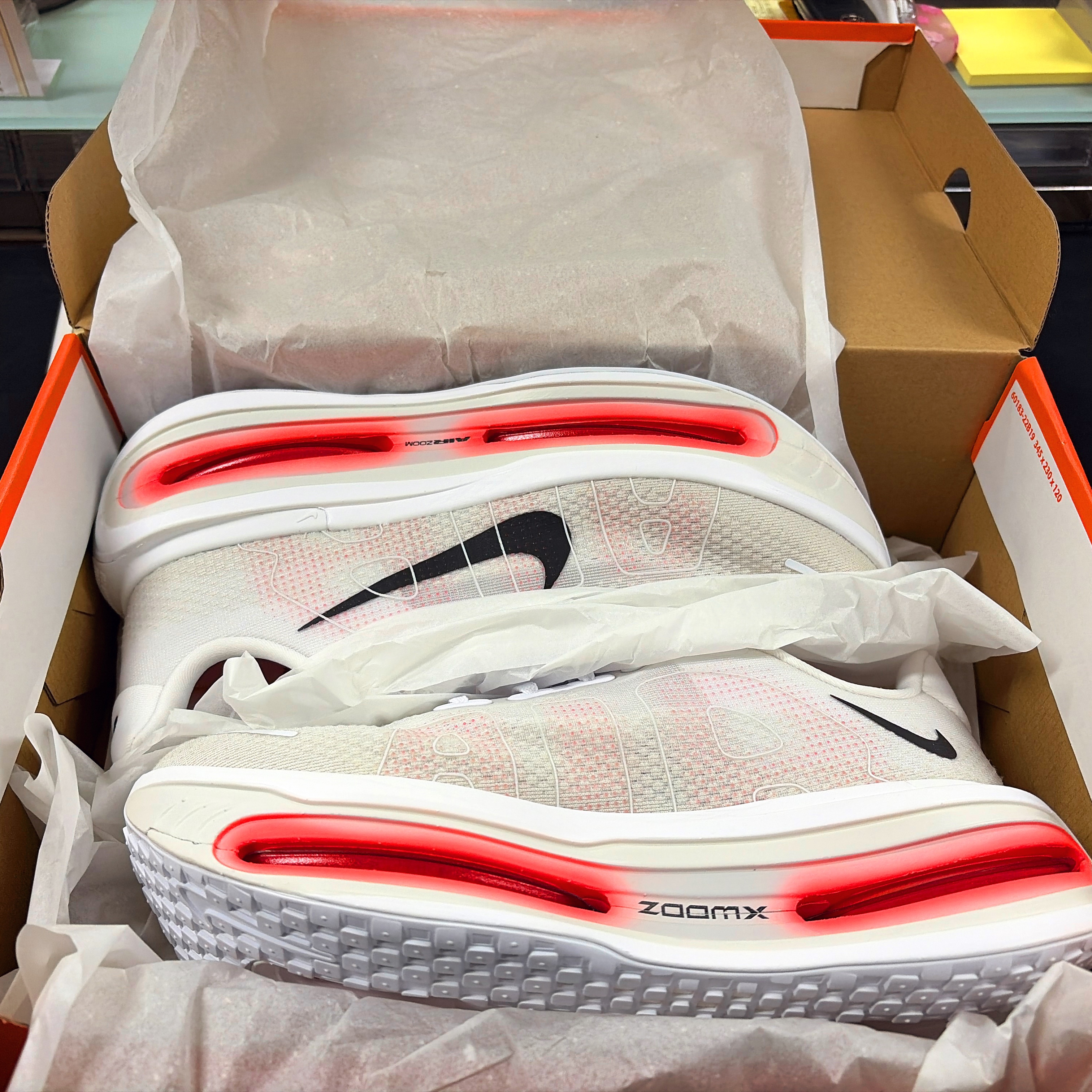 Nike Vomero Premium White Bright Crimson 착용 스타일 - 1