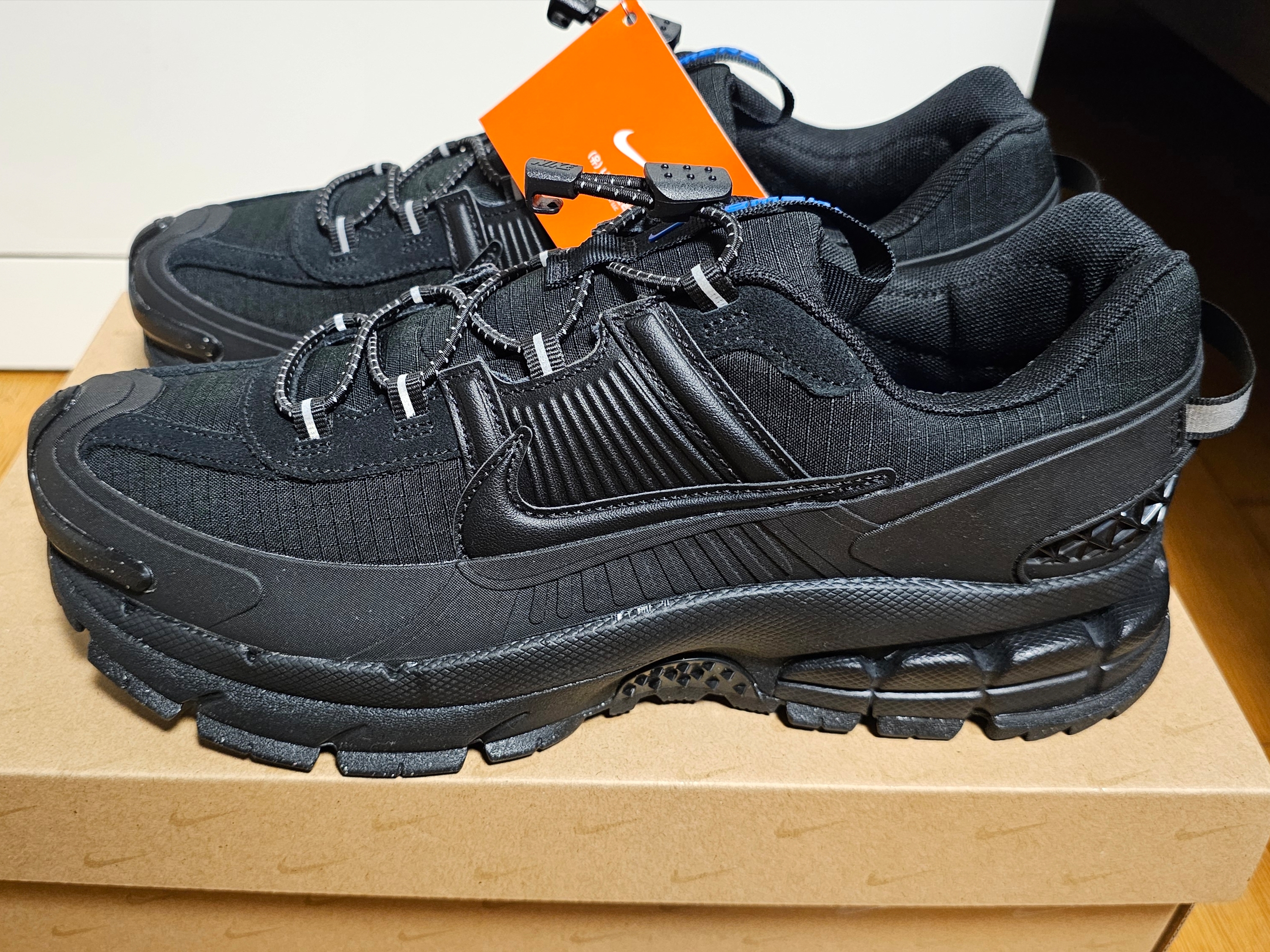 Nike Zoom Vomero Roam Black Racer Blue 착용 스타일