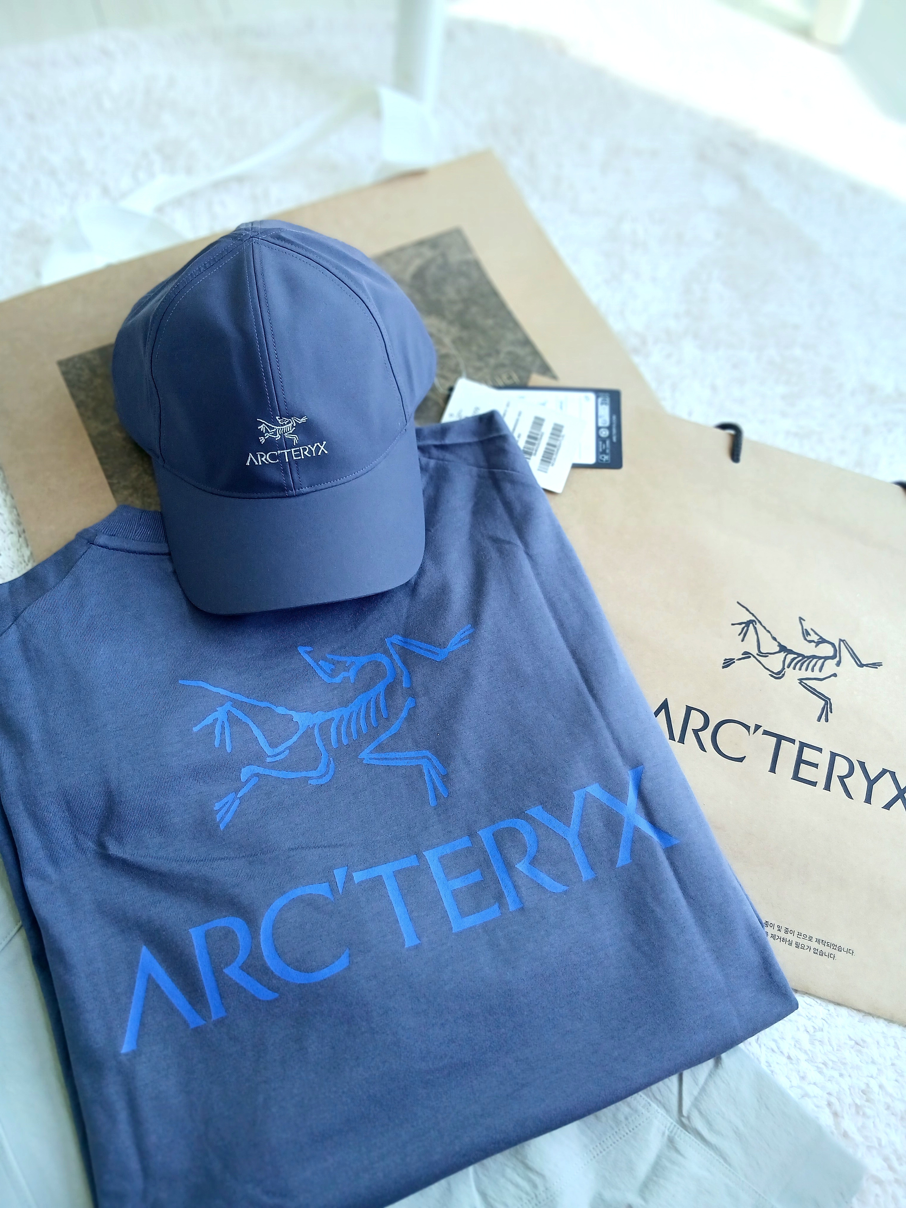 Arc'teryx Bird Word Cap Dk Stratus Habitat, Arc'teryx Kragg SL Cotton Bird Word SS T-Shirt Dk Stratus Fluidity 착용 스타일 - 2