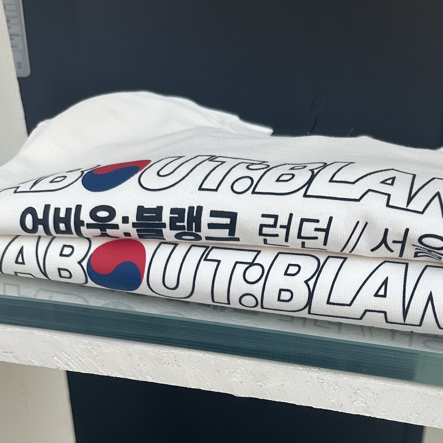 [KREAM 단독] About:Blank KREAM Exclusive T-Shirt Oat - 26FW, [KREAM 단독] [재입고] About:Blank Monogram Contrast Cap Ecru Navy - 26SS 착용 스타일 - 9