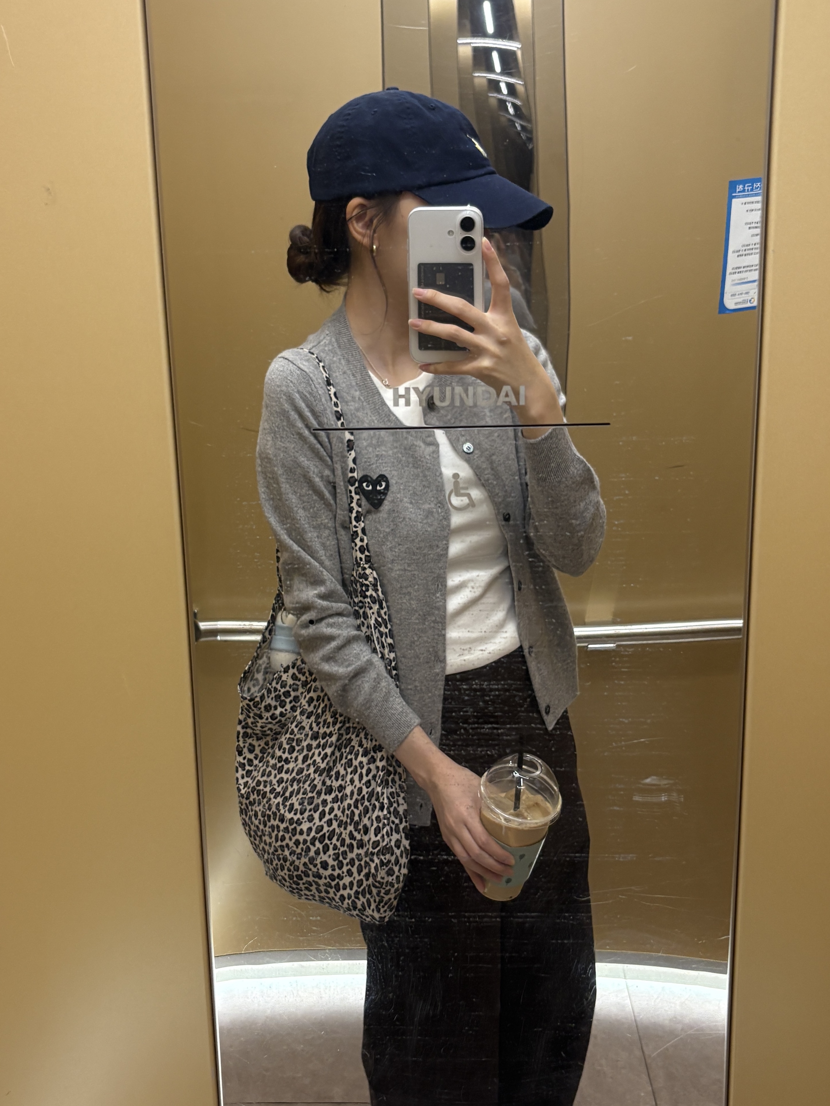 Emis 22Y Leopard Corduroy Eco Bag Ivory, Play Comme des Garcons Black Heart Knit Cardigan Grey 착용 스타일