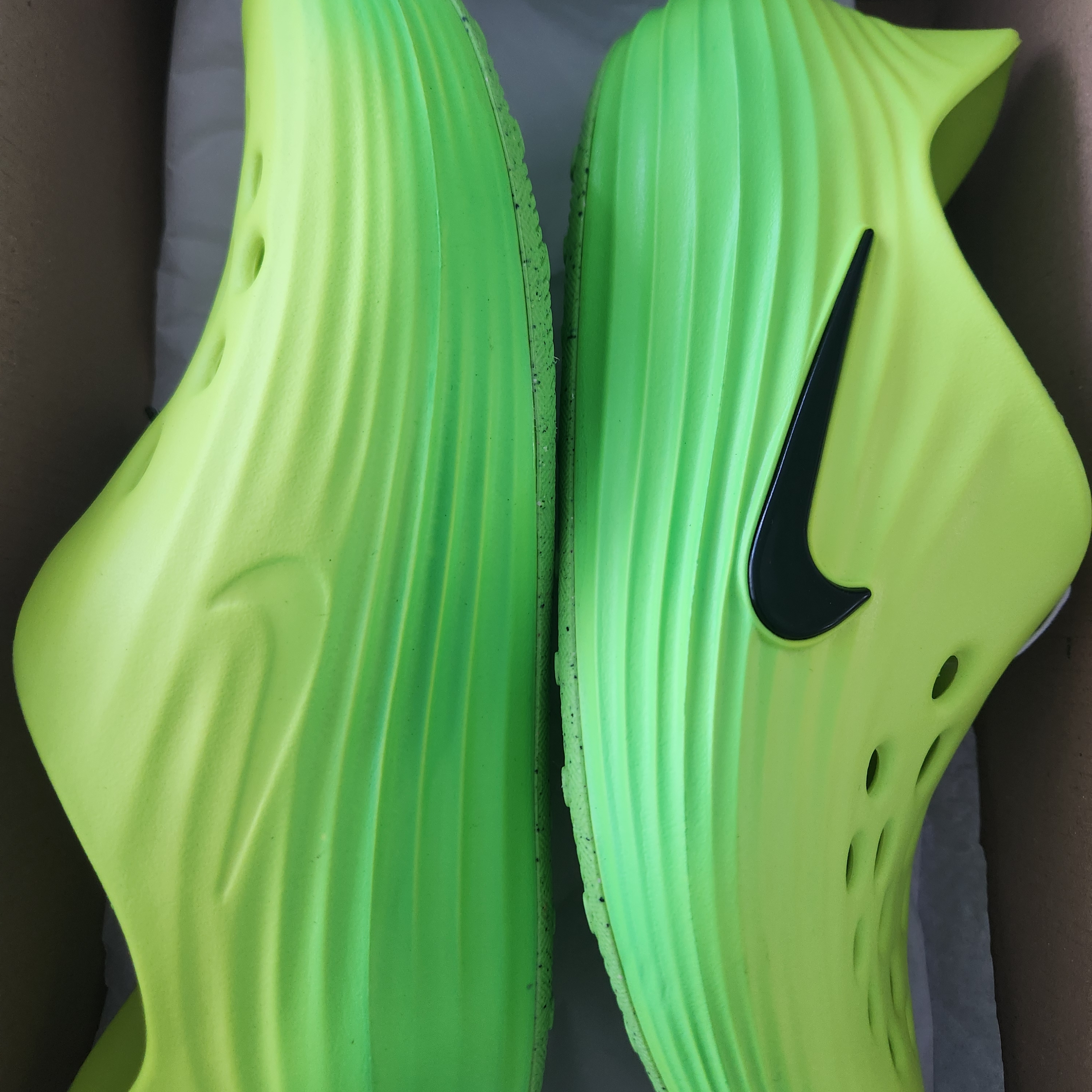Nike ReactX Rejuven8 Green Strike Volt 착용 스타일
