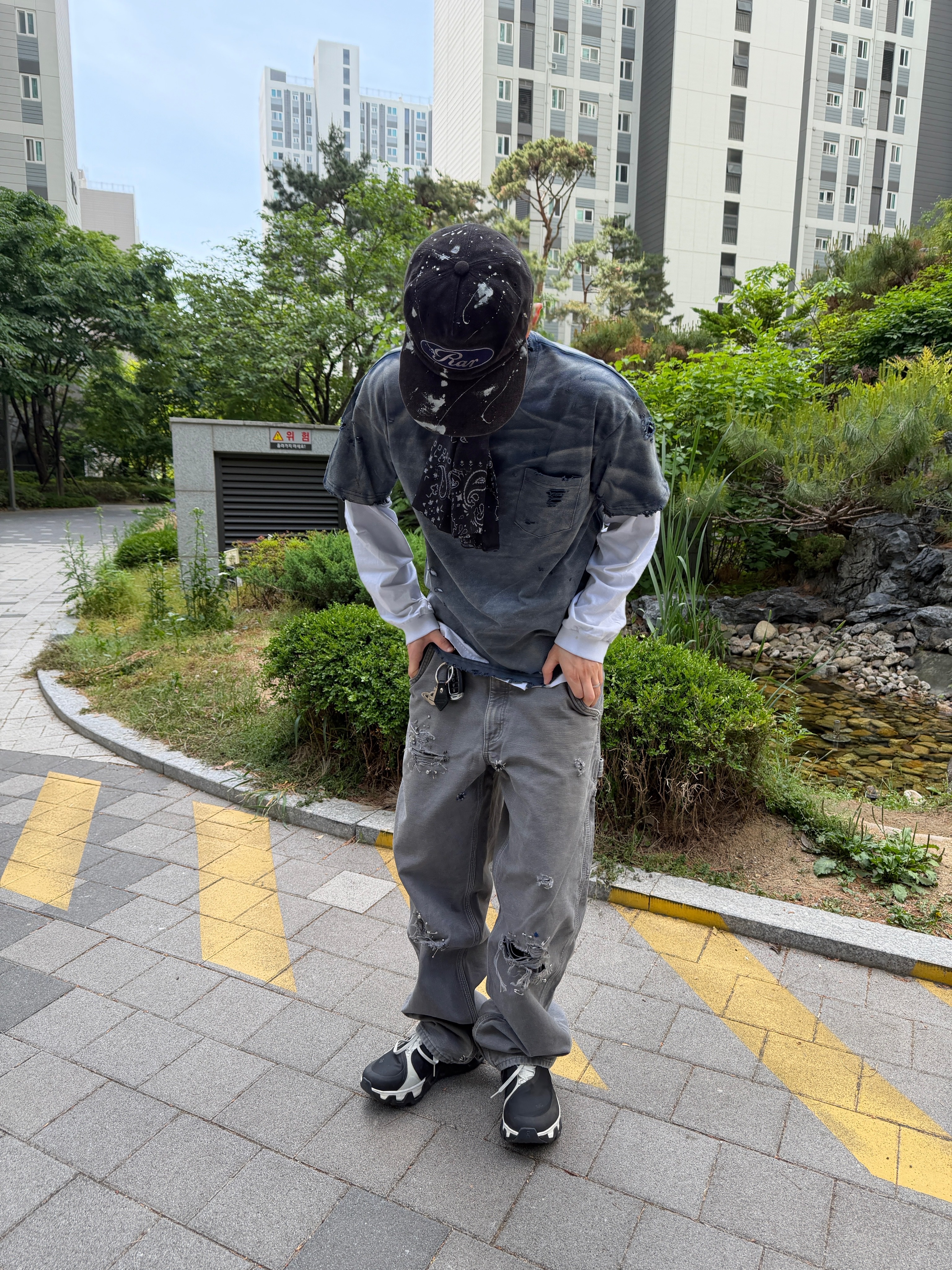 ROARINGRAD Washed Distressed T-Shirt Blue, On Running x Post Archive Faction (Paf) Cloudmonster Hyper Black 착용 스타일 - 10