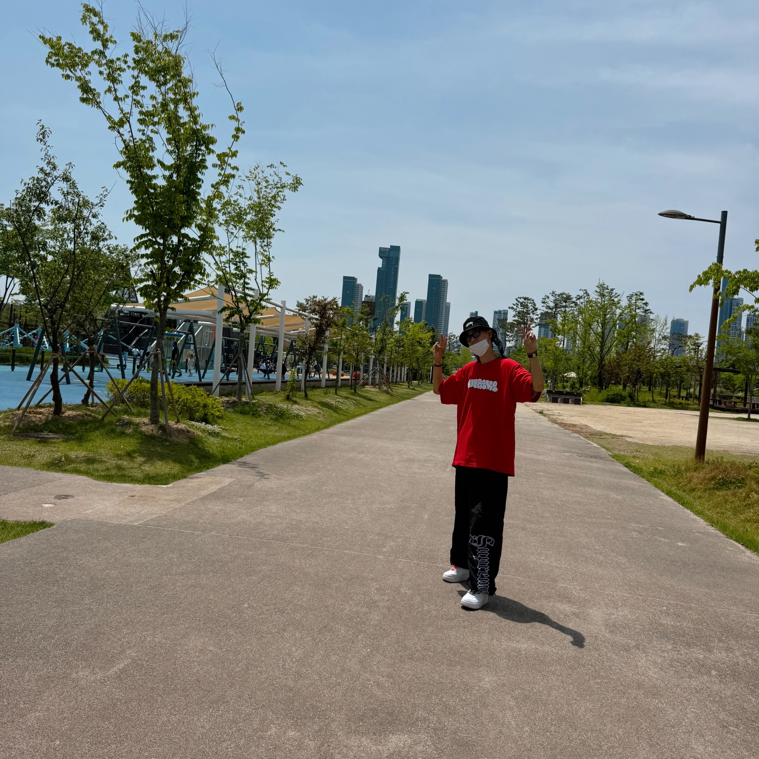 Supreme x Homerun T-Shirt Red - 25SS, Supreme Old English Track Pants Black - 25SS 착용 스타일 - 2