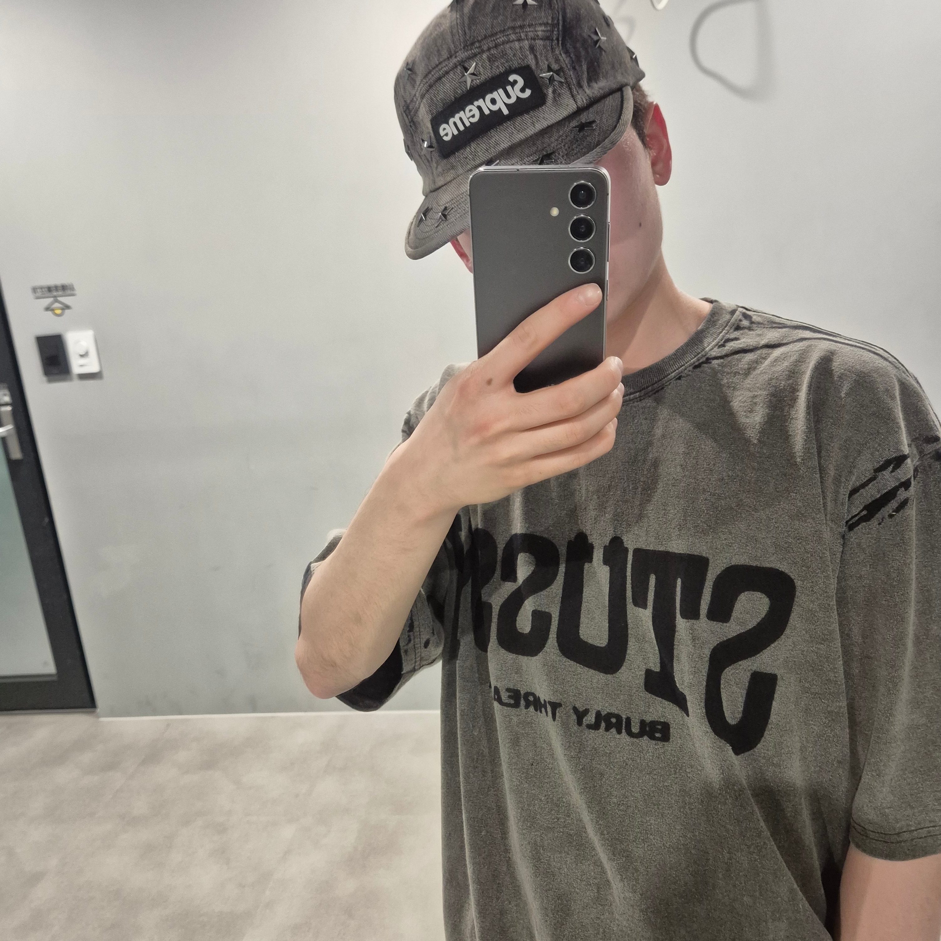 Supreme Stars Studded Denim Camp Cap Washed Black - 26SS, Jordan 1 x Travis Scott x Fragment Retro Low OG SP Military Blue 착용 스타일 - 5