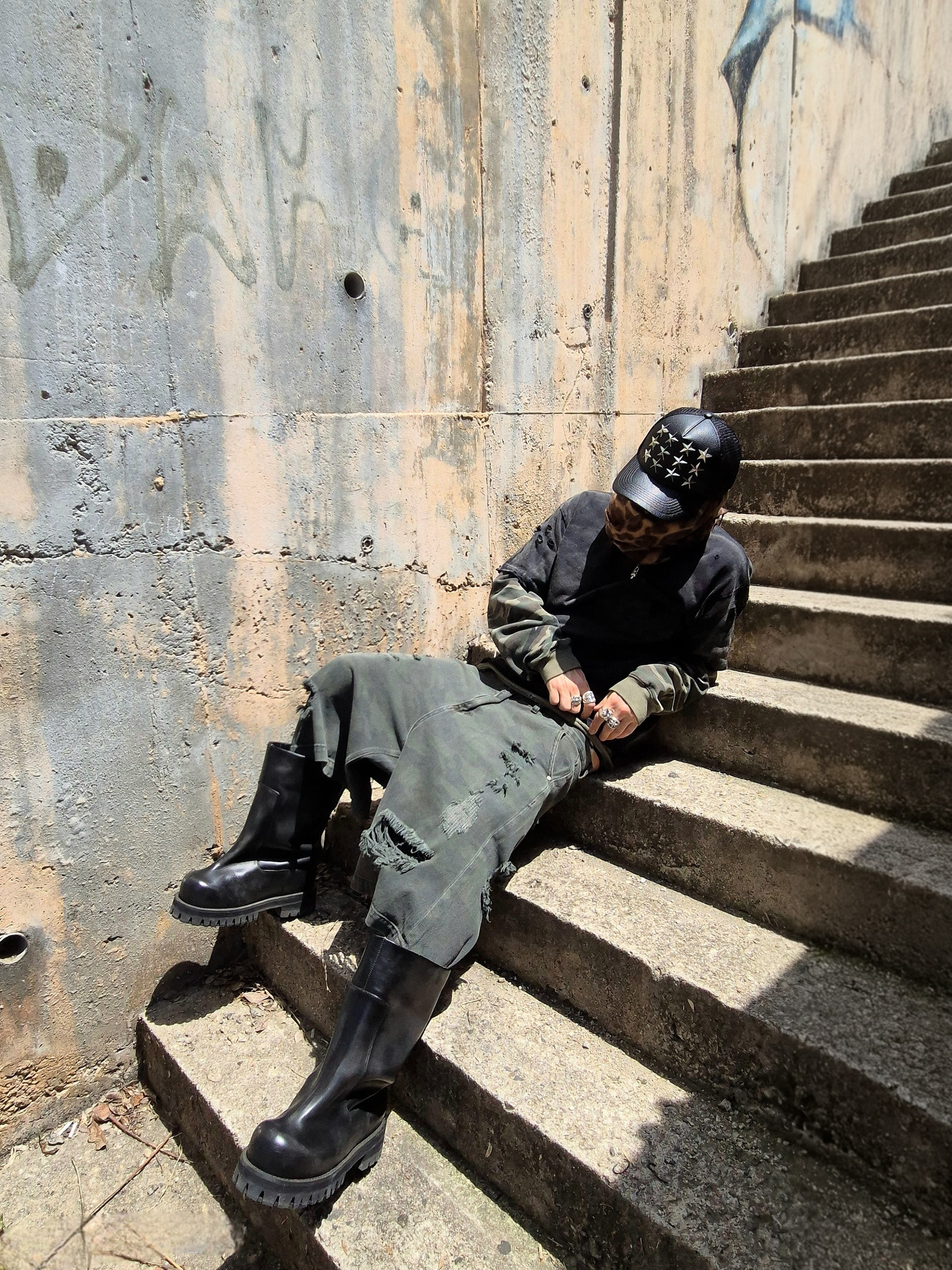 ROARINGRAD Washed Distressed T-Shirt Black 착용 스타일 - 1