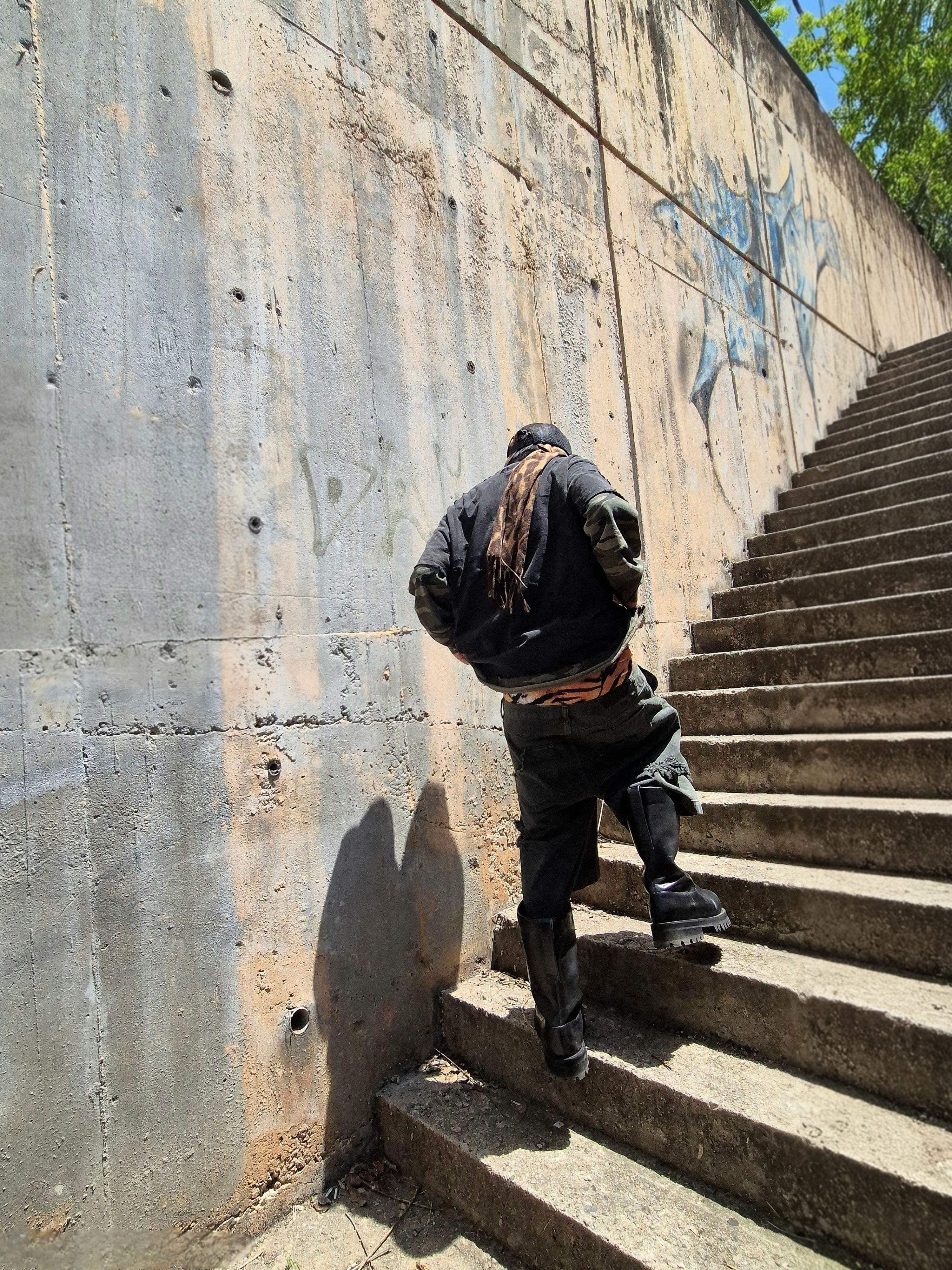 ROARINGRAD Washed Distressed T-Shirt Black 착용 스타일 - 3