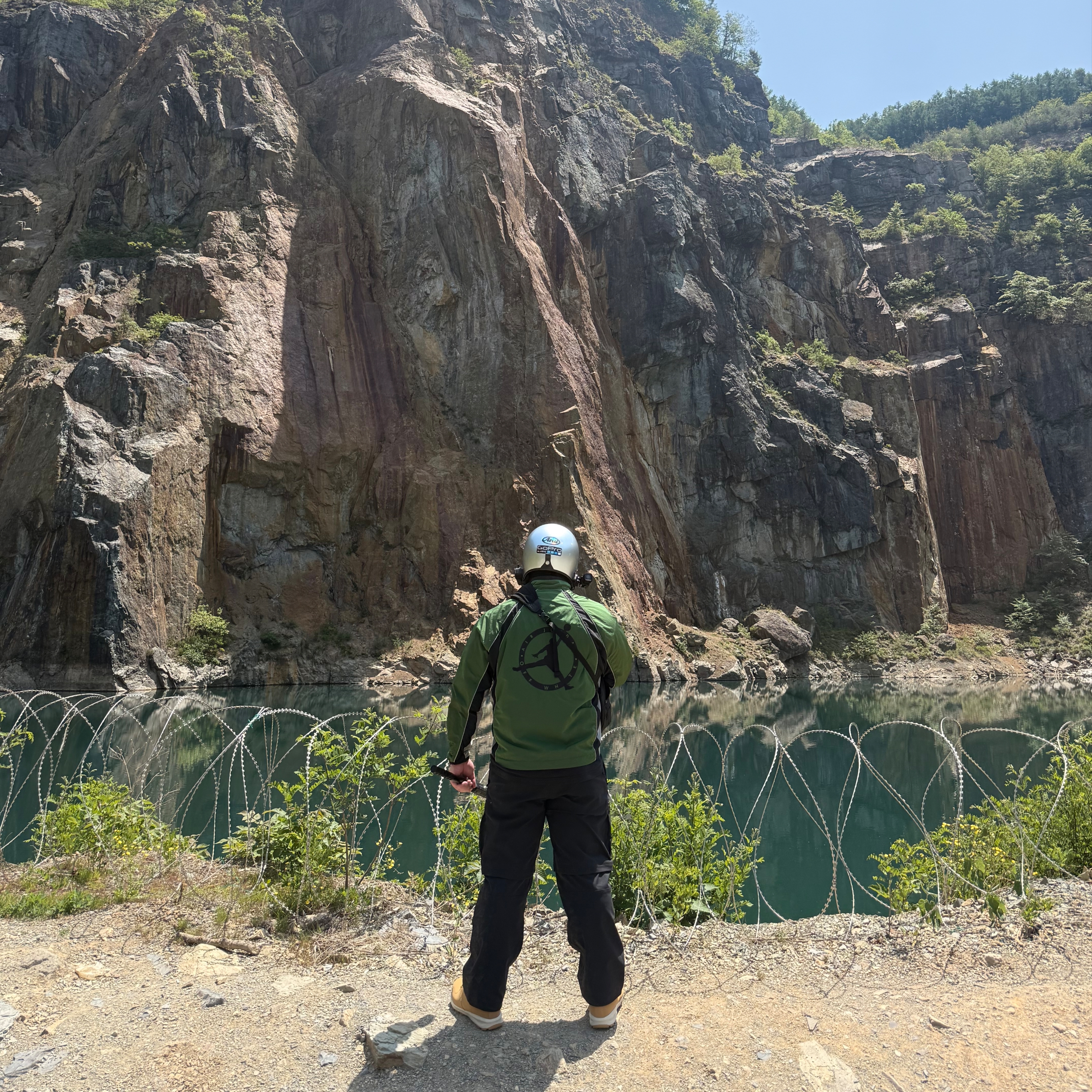 Jordan x Off-White Track Top Forest Green - Asia, Nike ACG Smith Summit Cargo Pants Black Anthracite - Asia 착용 스타일