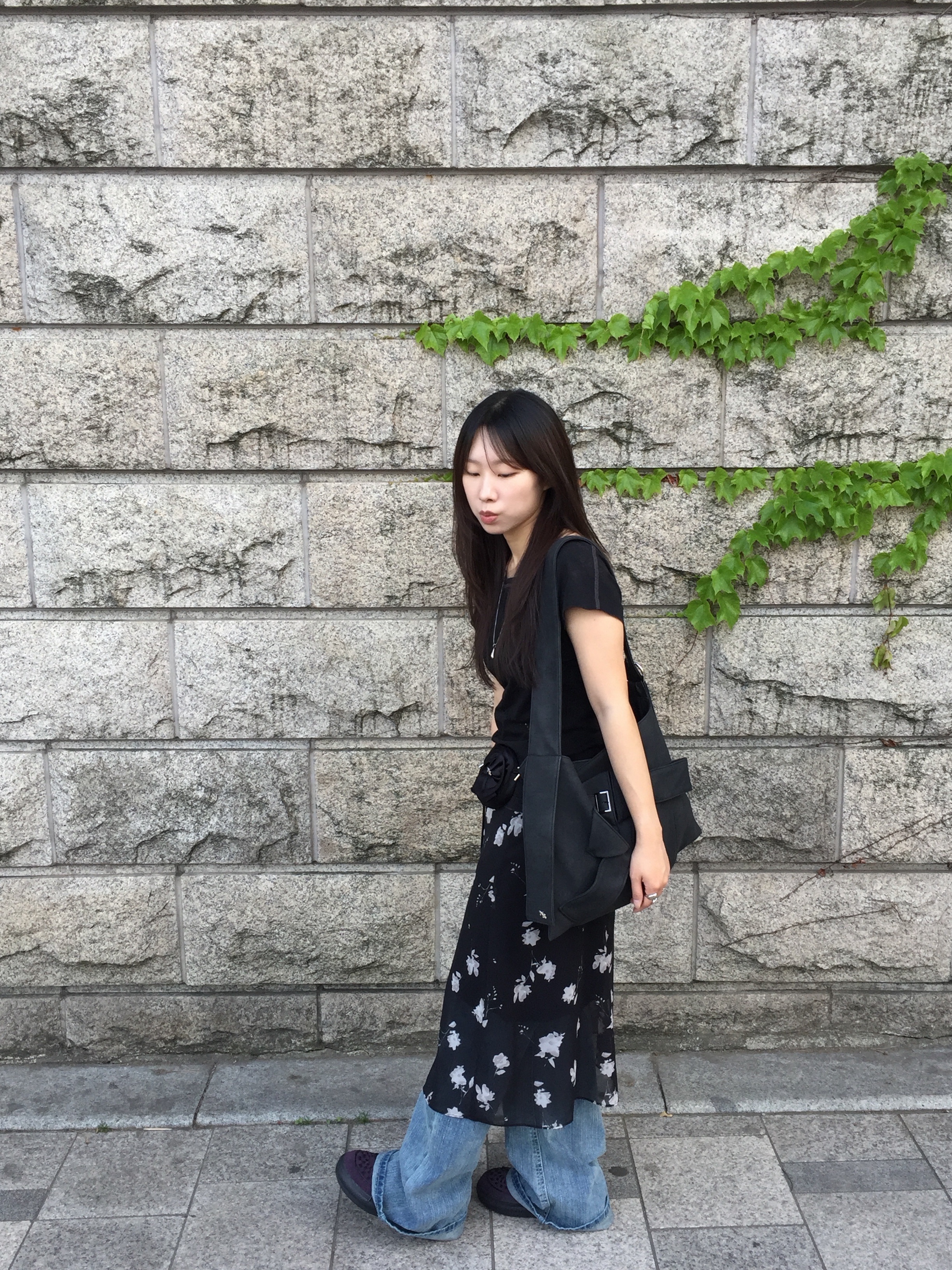 (W) Mischief Bleached Wide Neck T-Shirt Washed Black 착용 스타일 - 1