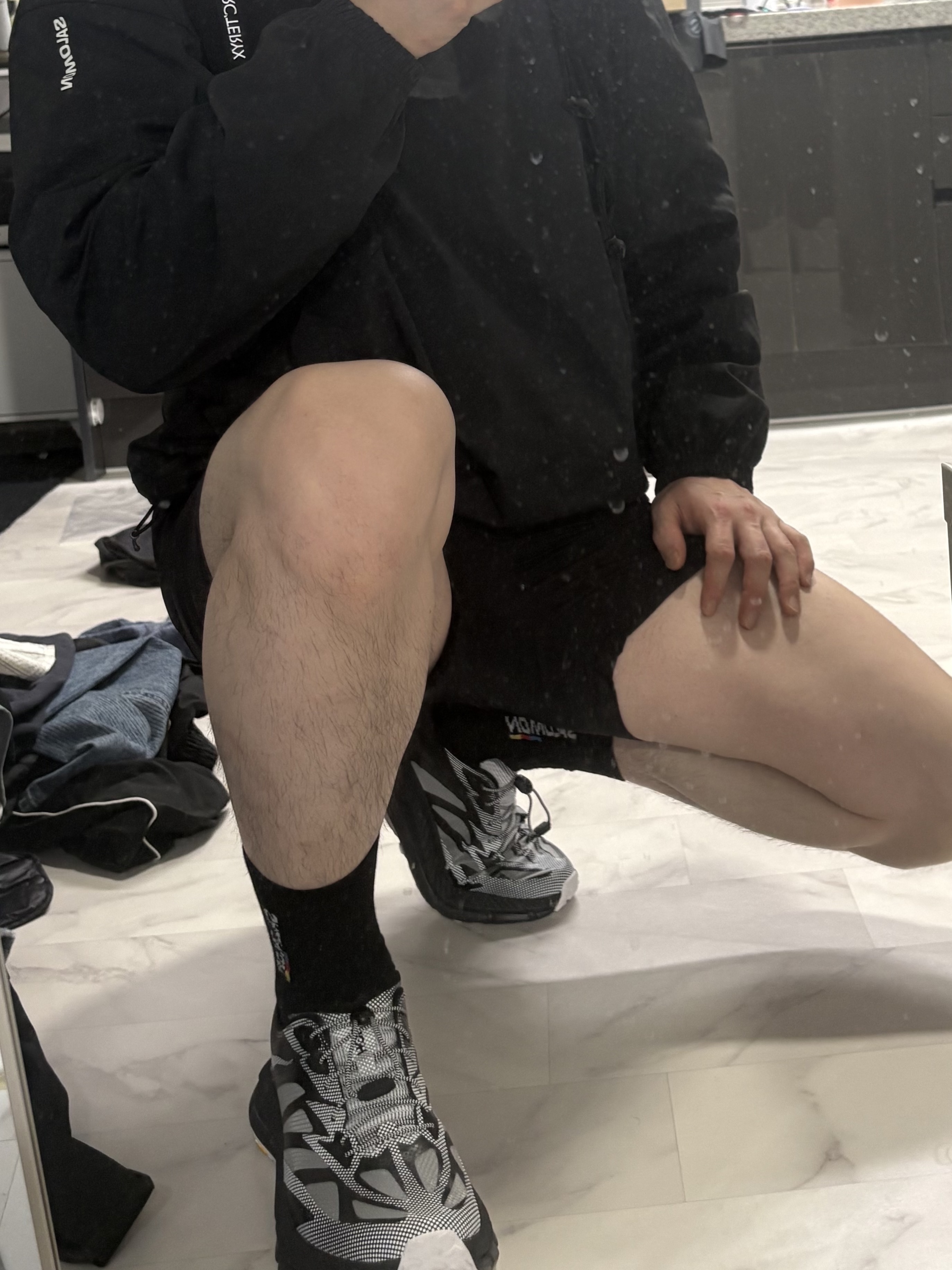 Hoka Mafate Speed 4 Lite TS Black White, Arc'teryx Norvan 7 Vest Black 착용 스타일