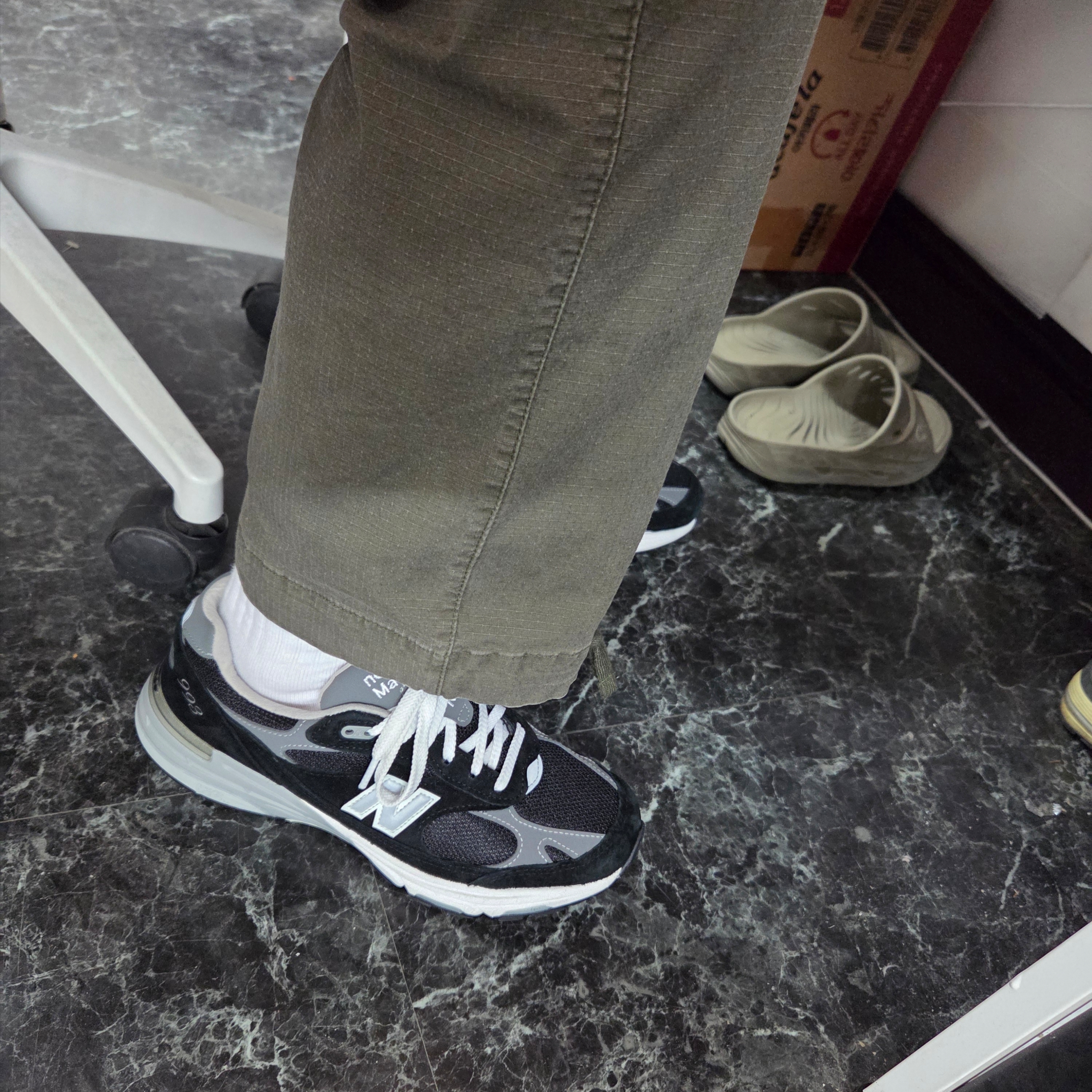 New Balance 993 Made in USA Black - D Standard 착용 스타일 - 1