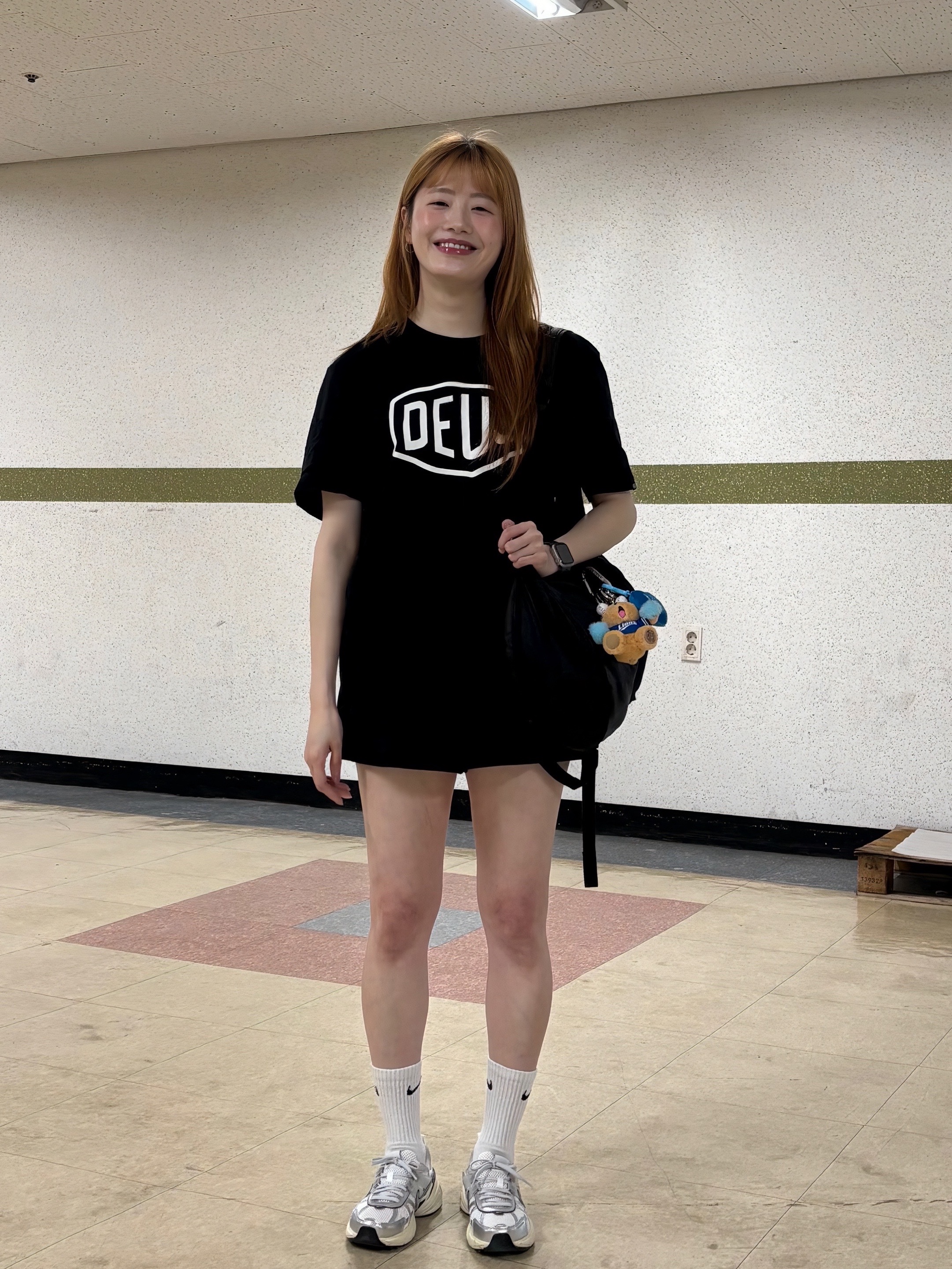 Deus Ex Machina Shield T-Shirt Black, Nike V2K Run Summit White Metallic Silver 착용 스타일 - 9