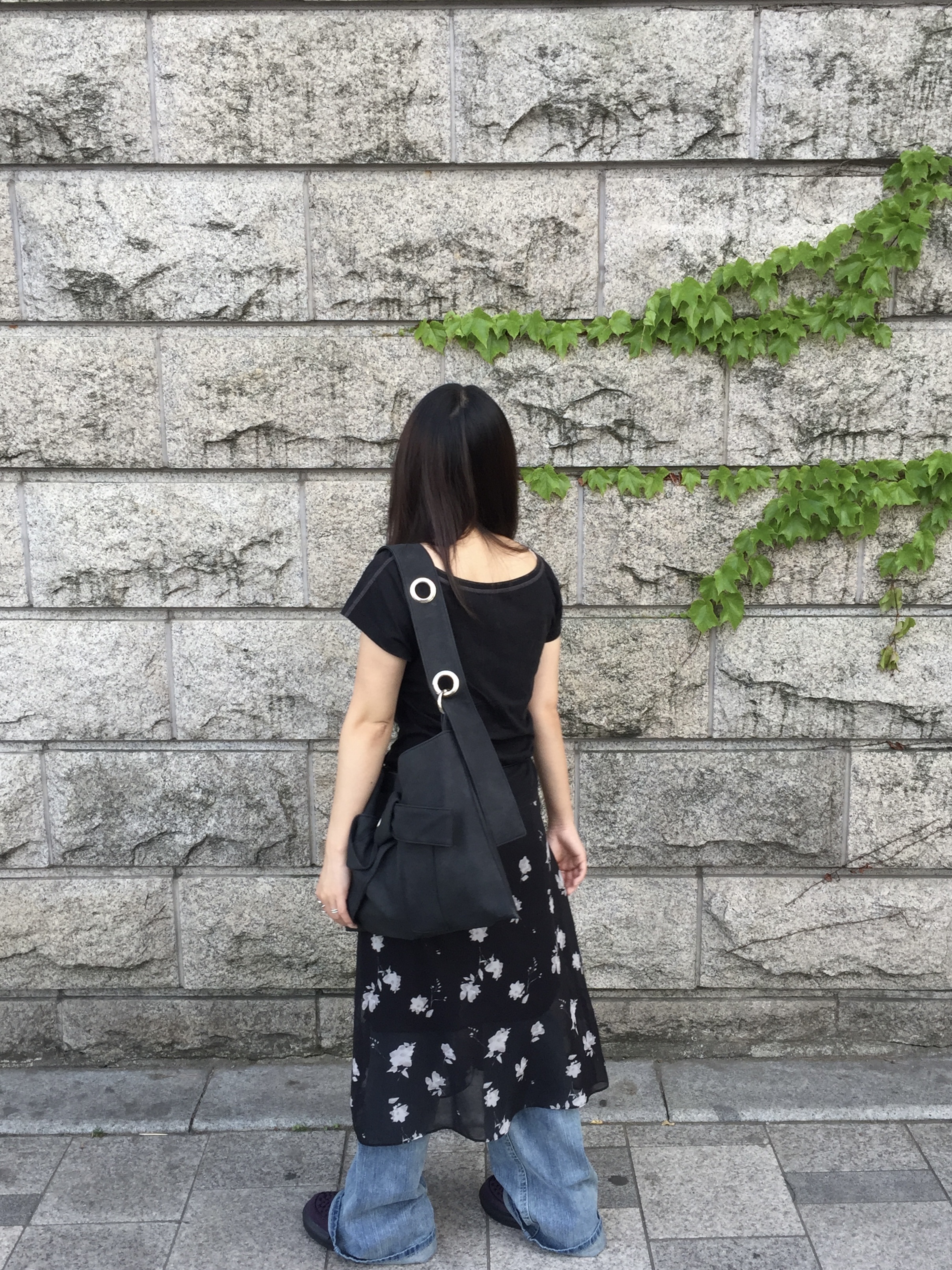(W) Mischief Bleached Wide Neck T-Shirt Washed Black 착용 스타일 - 4