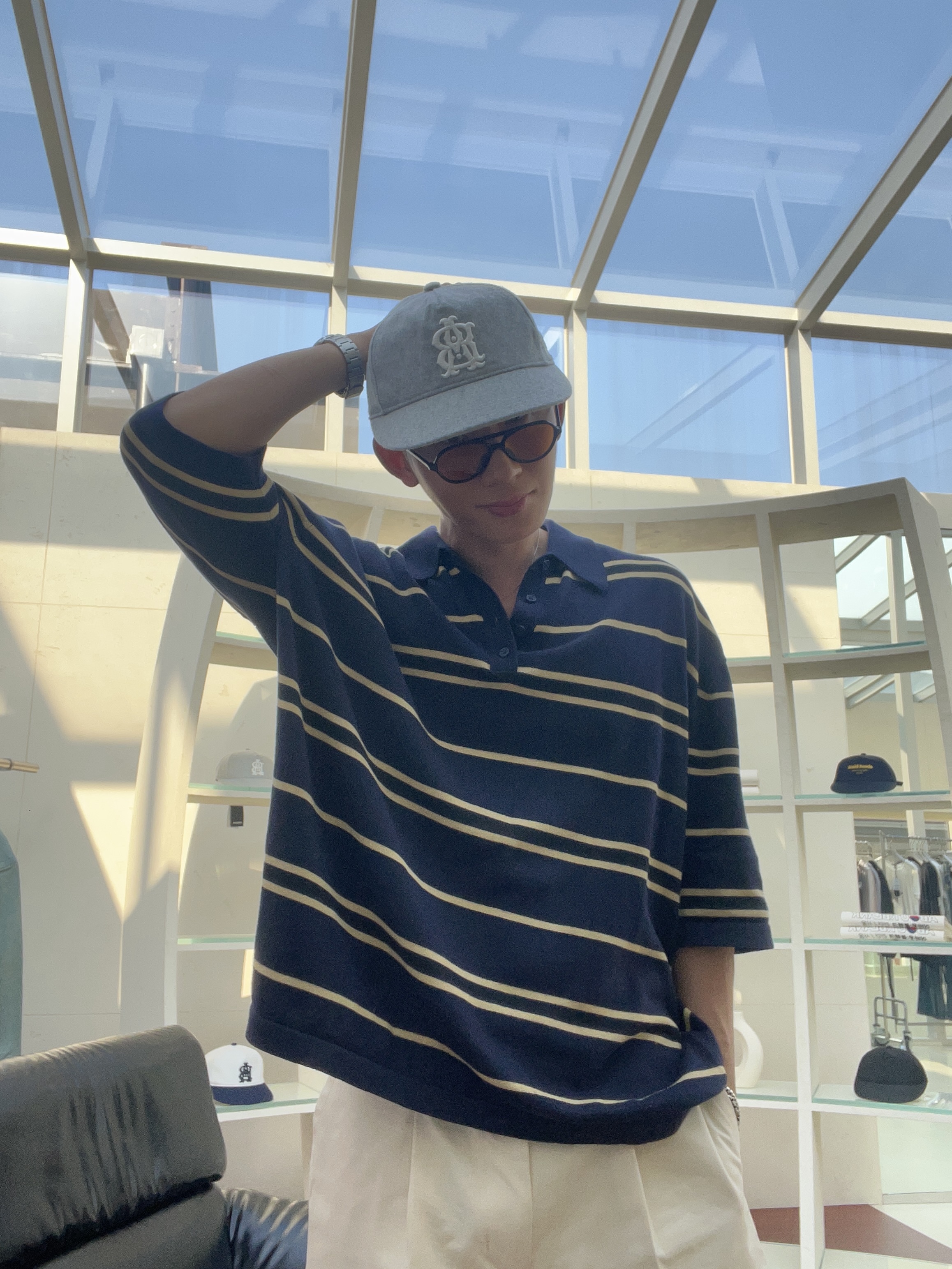 [KREAM 단독] [재입고] About:Blank Monogram Contrast Cap Ecru Navy - 26SS, Zara x Willy Chavarria Striped Knit Polo Shirt Navy Blue 착용 스타일 - 4