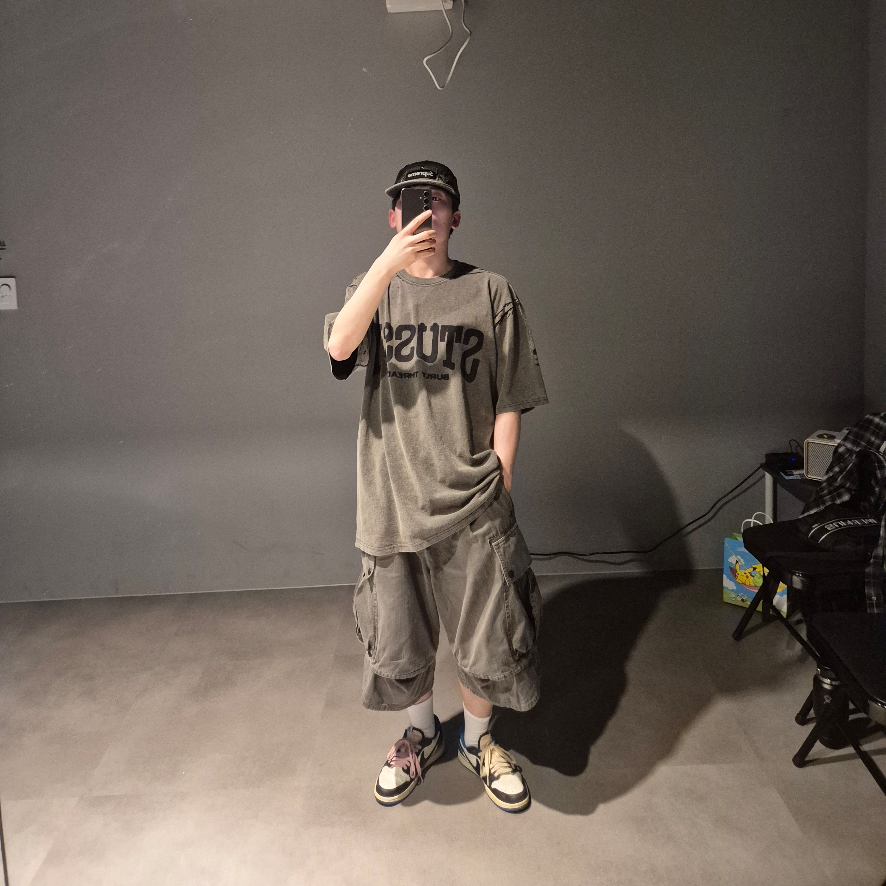 Supreme Stars Studded Denim Camp Cap Washed Black - 26SS, Jordan 1 x Travis Scott x Fragment Retro Low OG SP Military Blue 착용 스타일 - 2