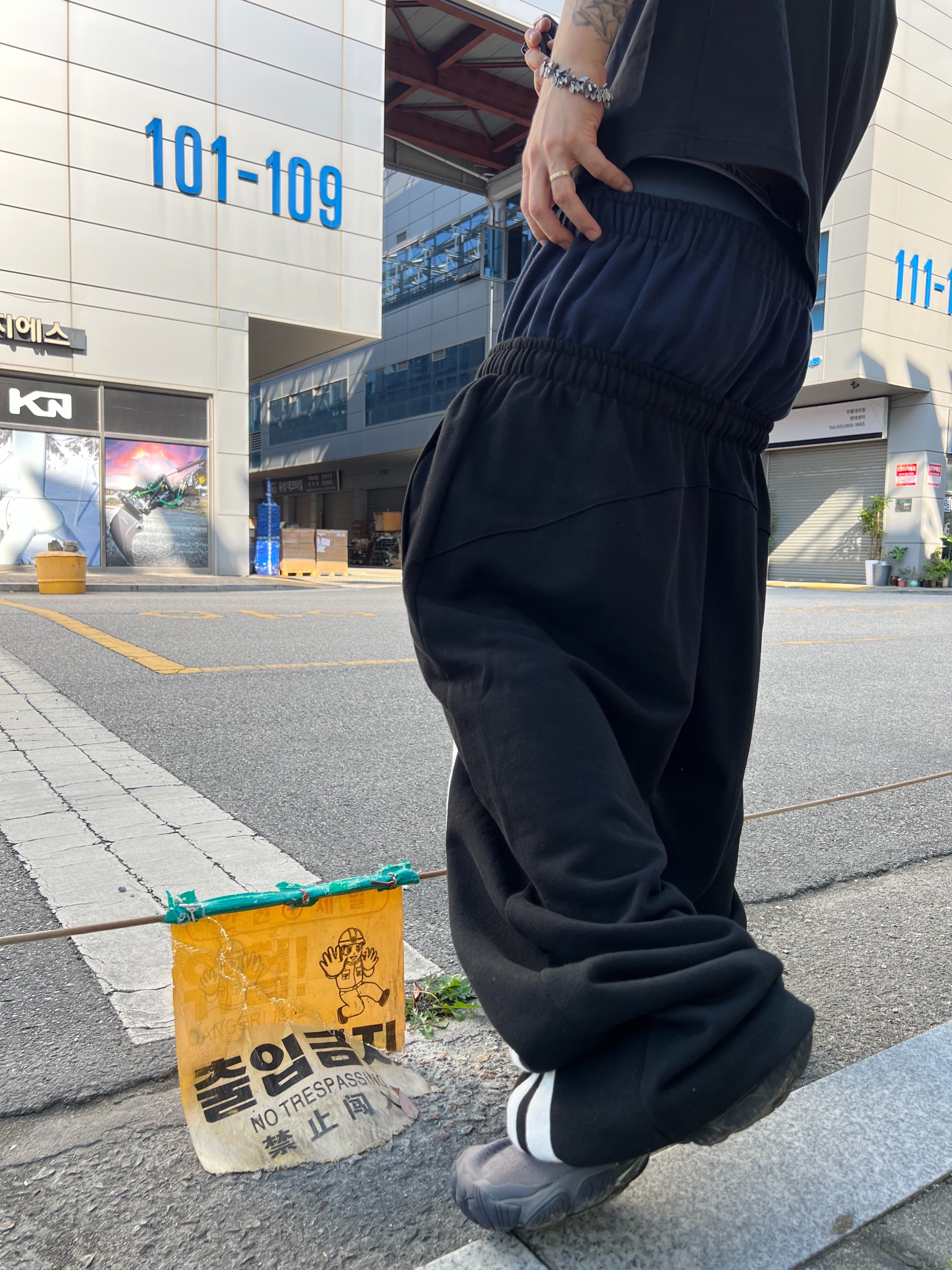 Awende Requiem Silk Scarf Multi, ROARINGRAD Double Waist Sweat Pants Black 착용 스타일 - 8