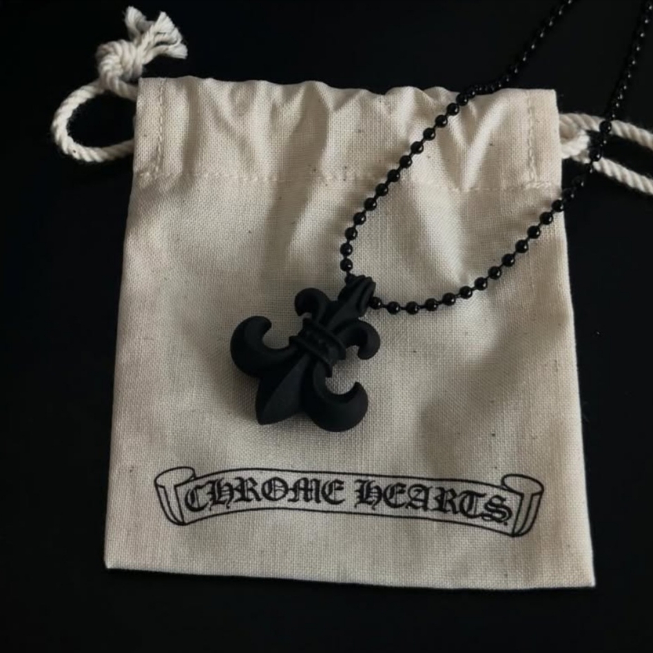 Chrome Hearts Silichrome BS Fleur Pendant Red, Chrome Hearts Silichrome BS Fleur Pendant Black 착용 스타일 - 2