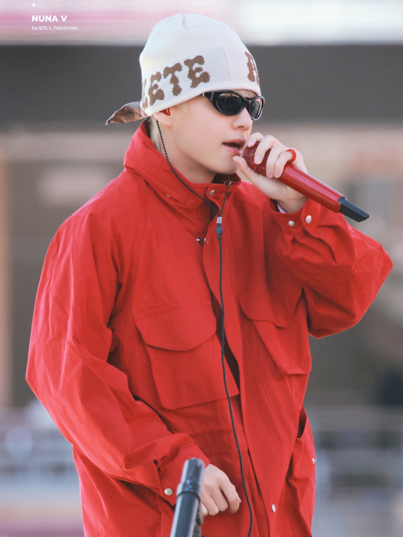 [BTS 뷔 착용]Allincomplete Pompom Logo Jacquard Beanie Ivory 착용 스타일 - 4