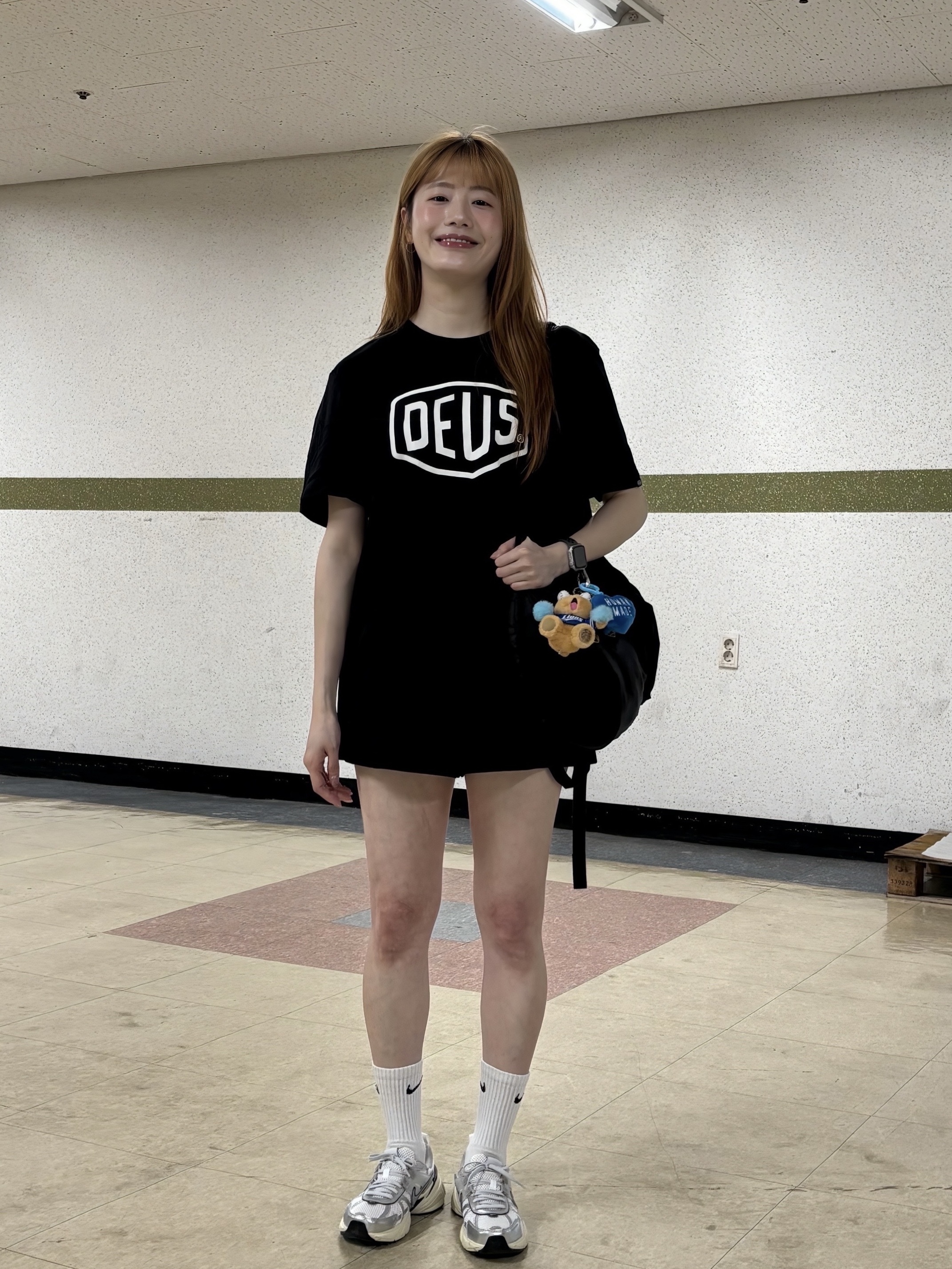 Deus Ex Machina Shield T-Shirt Black, Nike V2K Run Summit White Metallic Silver 착용 스타일 - 4