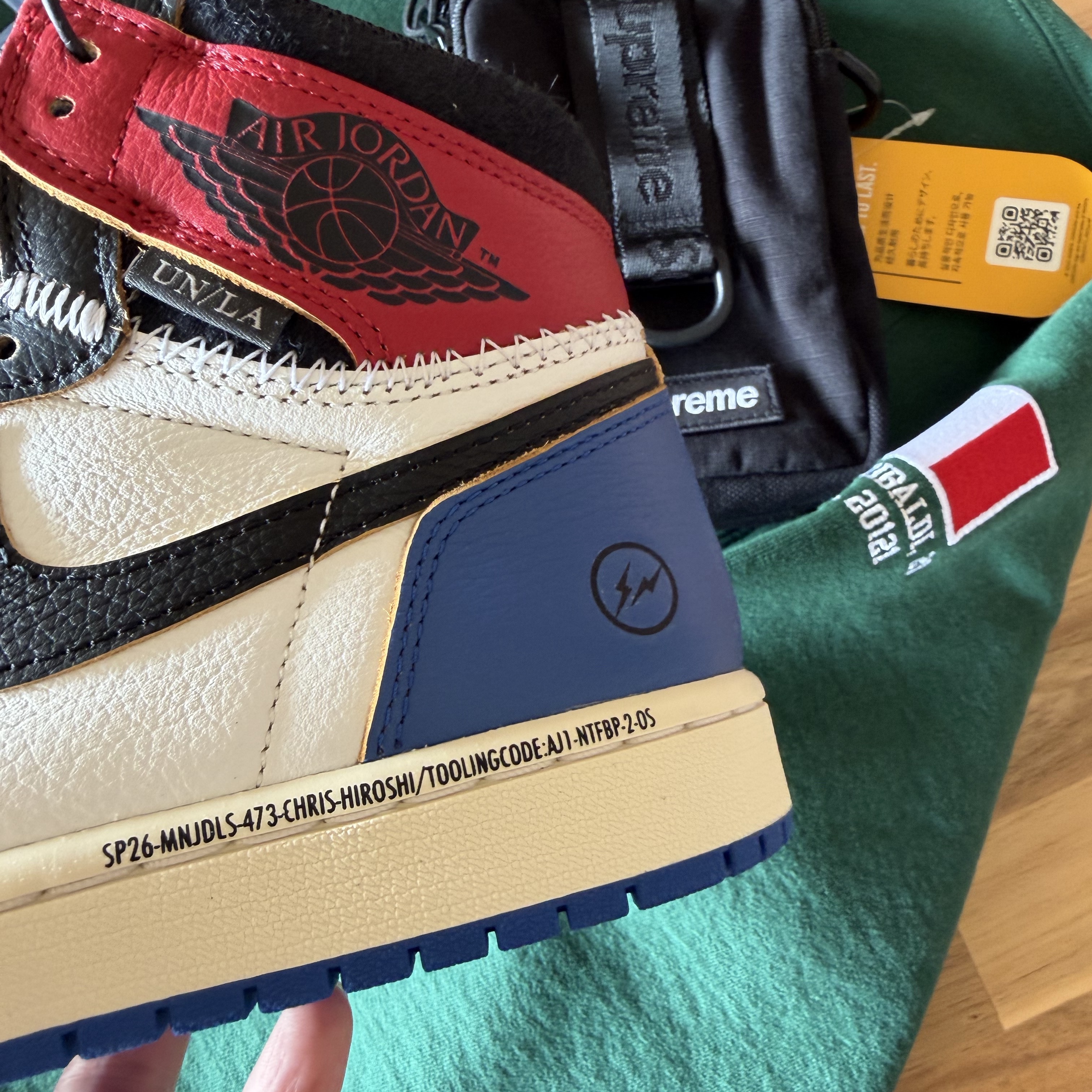 Jordan 1 x Fragment x Union LA Black and Varsity Red 착용 스타일