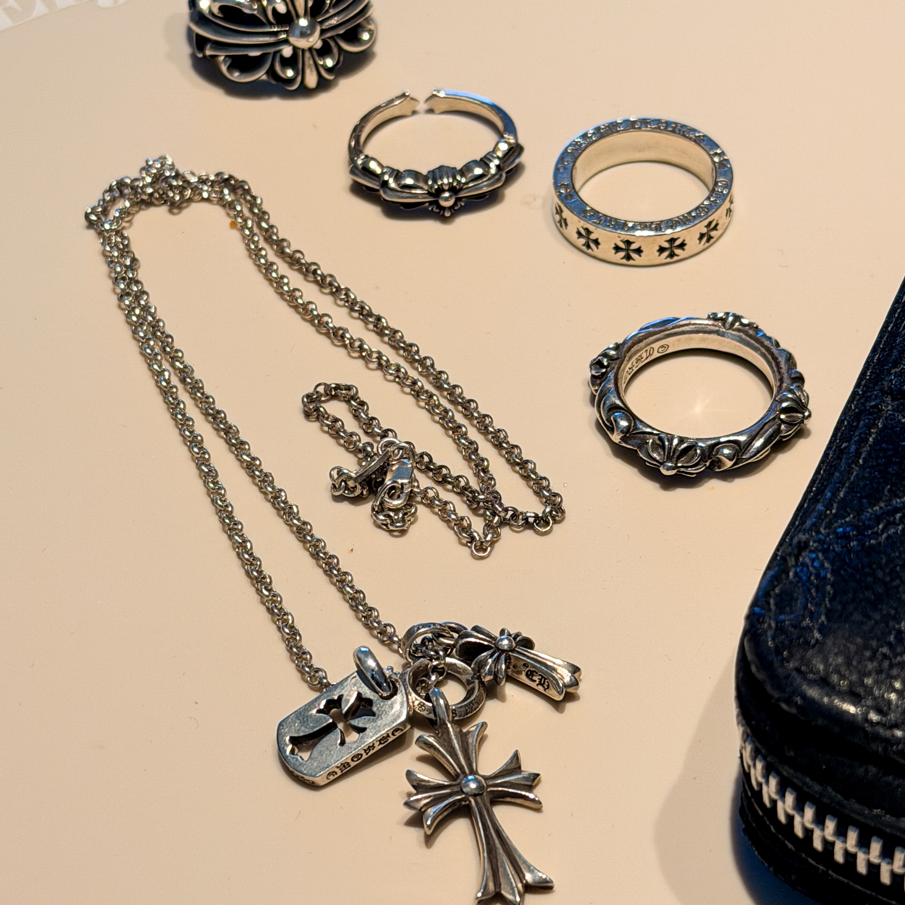Hansroom Chrome Hearts Cemetery Cross Quilting Leather Wallet Black, Chrome Hearts Spacer Forever Ring 6mm Silver 착용 스타일 - 2