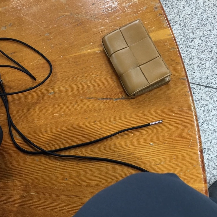 Gucci Ophidia GG Mini Bag White Beige Ebony, Bottega Veneta Cassette Business Card Case Camel 착용 스타일 - 2