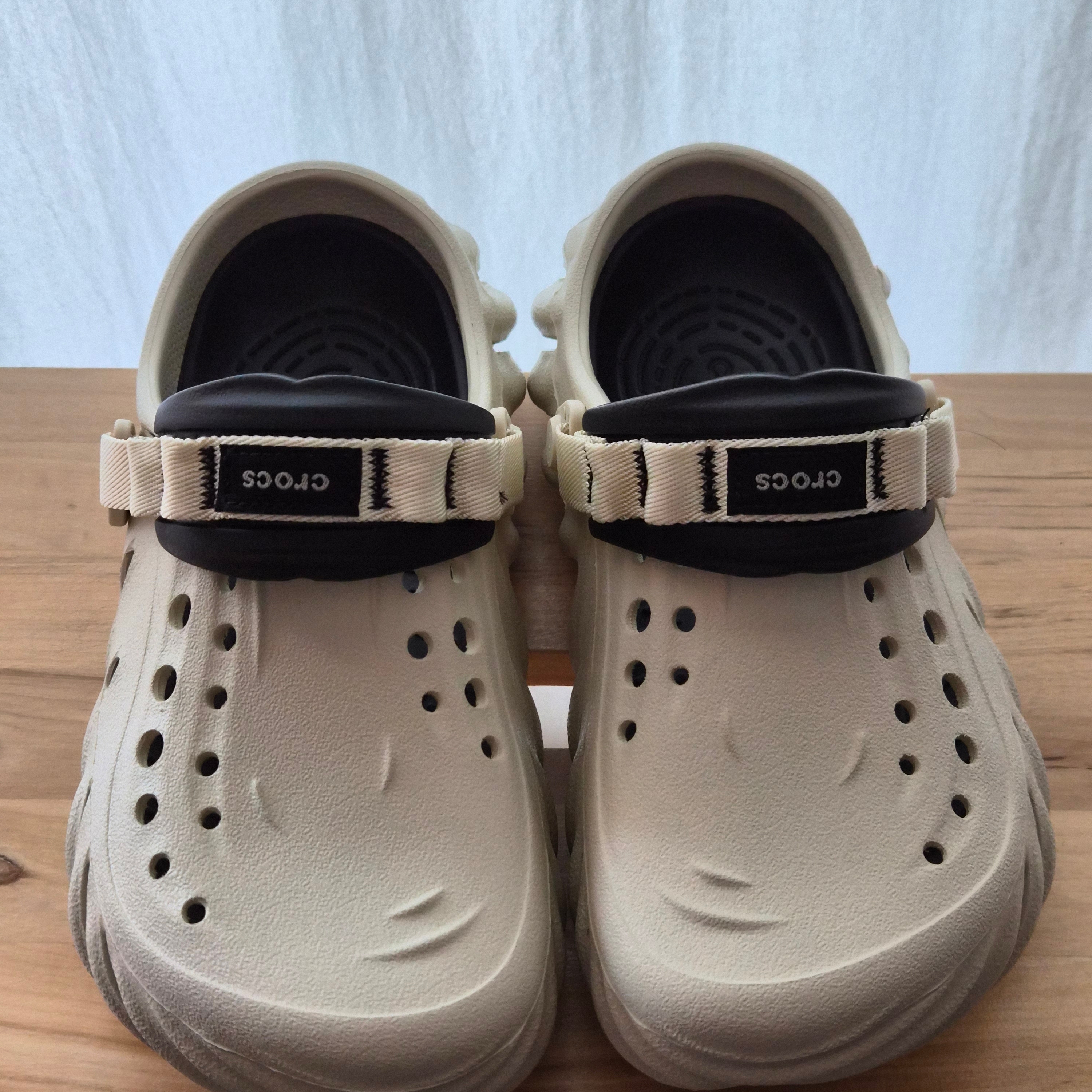 Crocs Echo Clog Bone Black 착용 스타일 - 2