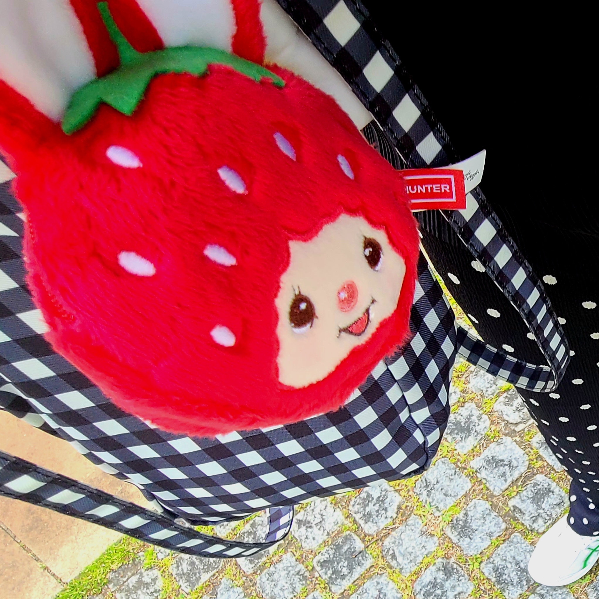 Human Made x Coca-Cola Bandana Red, Monchhichi Strawberry Chimutan Face Pouch 착용 스타일 - 2