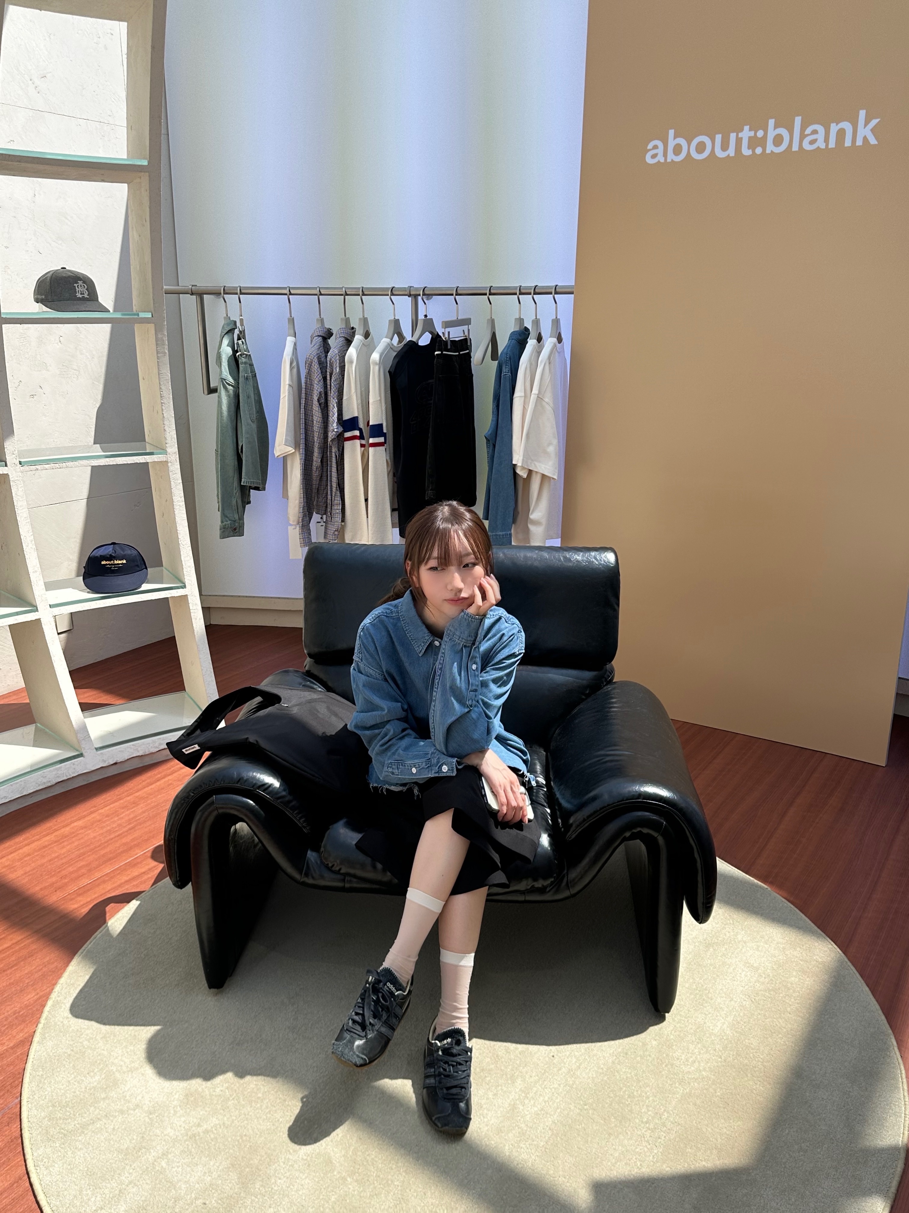 [KREAM 단독] About:Blank Tote Bag Black - 26FW, [KREAM 단독] About:Blank Denim Script Shirt Blue Wash - 26FW 착용 스타일 - 1