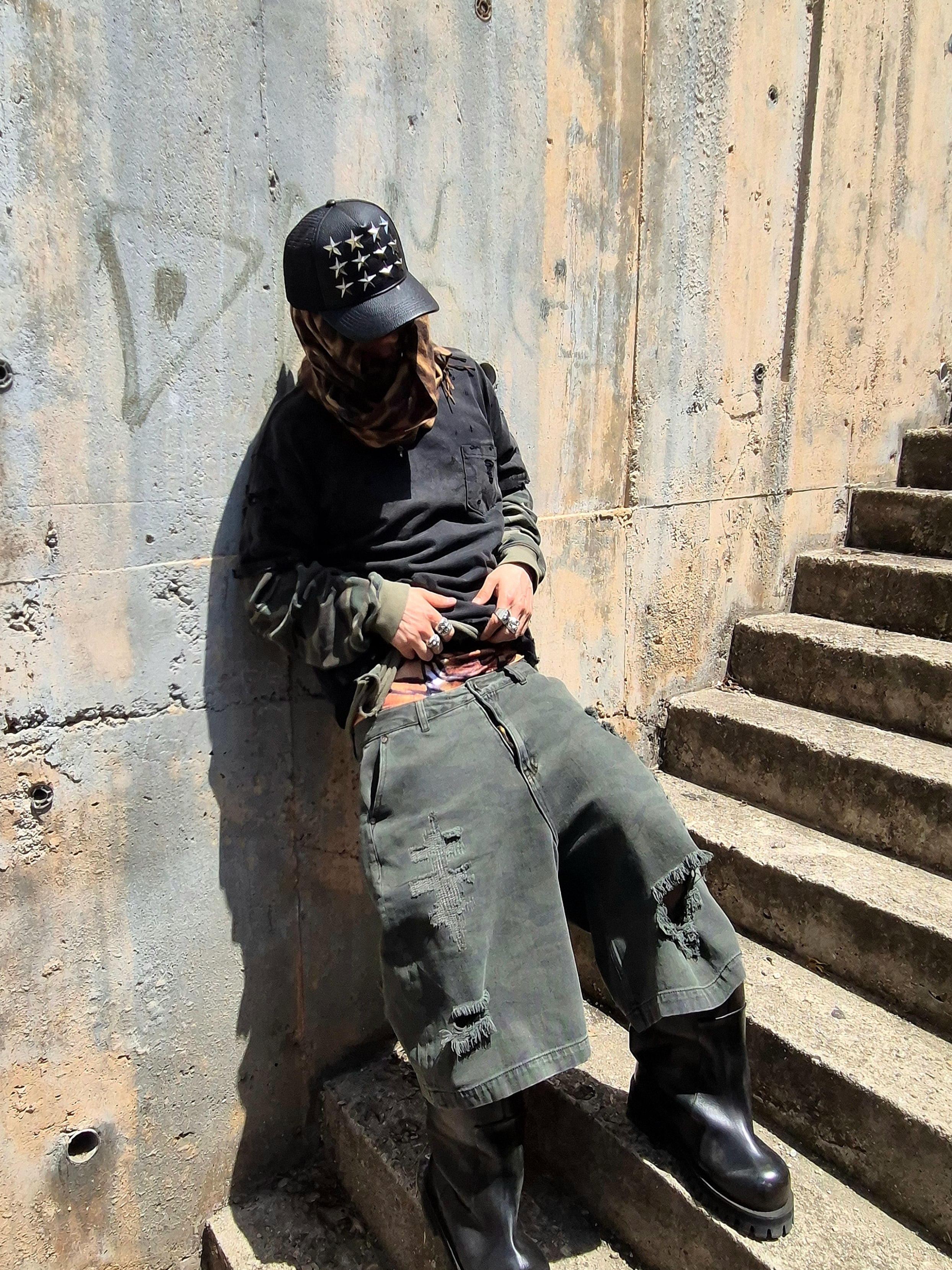 ROARINGRAD Washed Distressed T-Shirt Black 착용 스타일 - 2