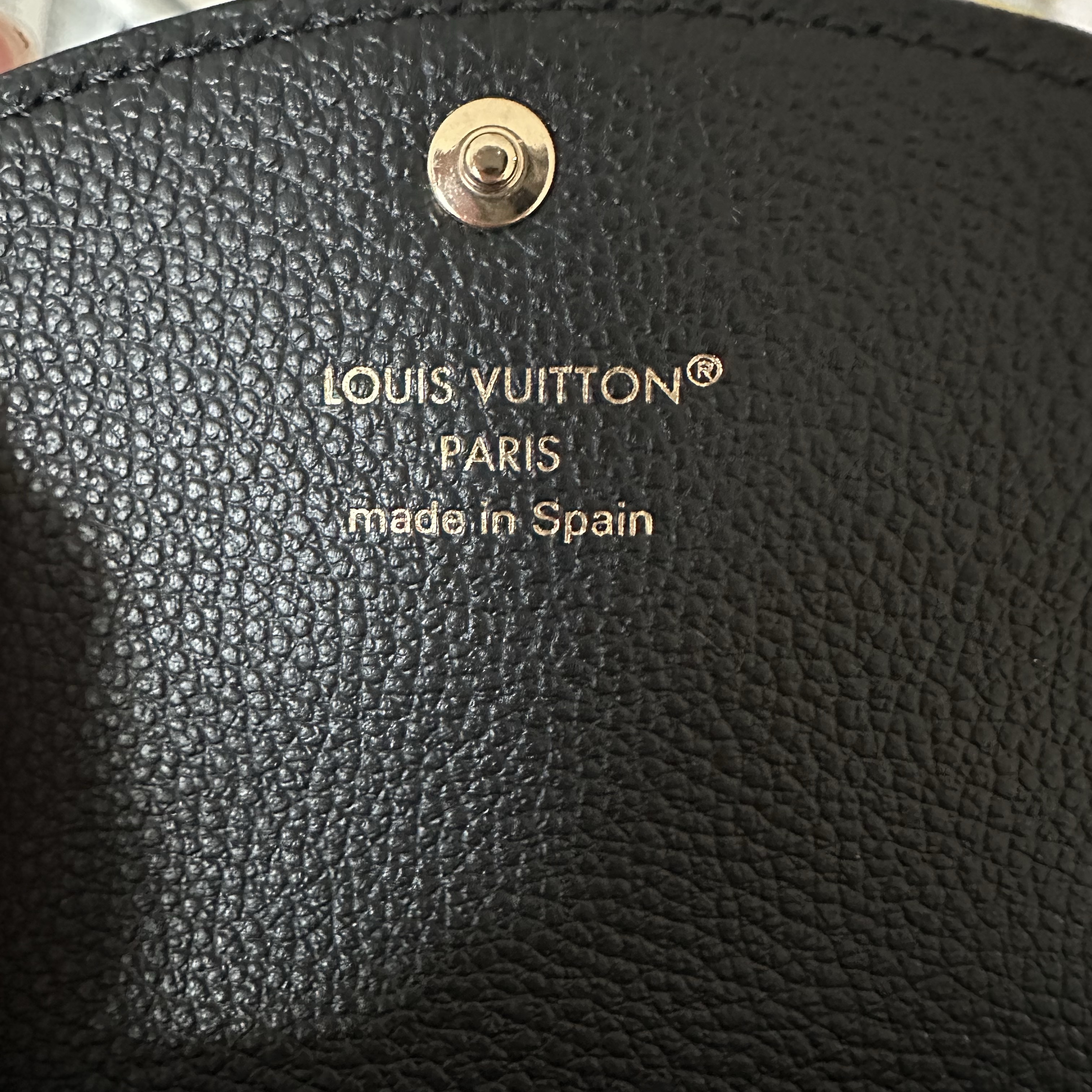 Louis Vuitton Rosalie Coin Purse Monogram Black 착용 스타일 - 1