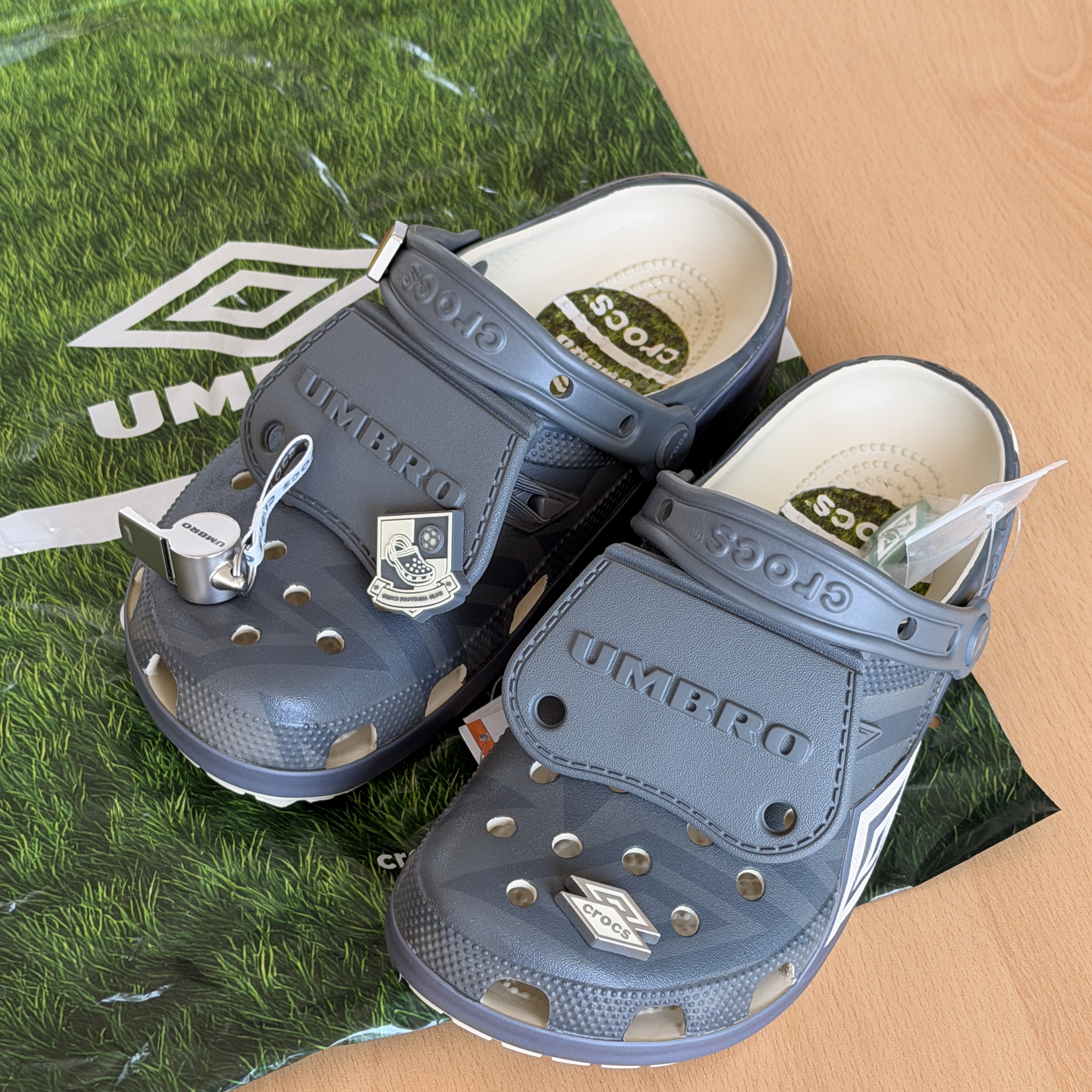 Crocs x Umbro Classic Clog Bone Slate Grey 착용 스타일 - 1