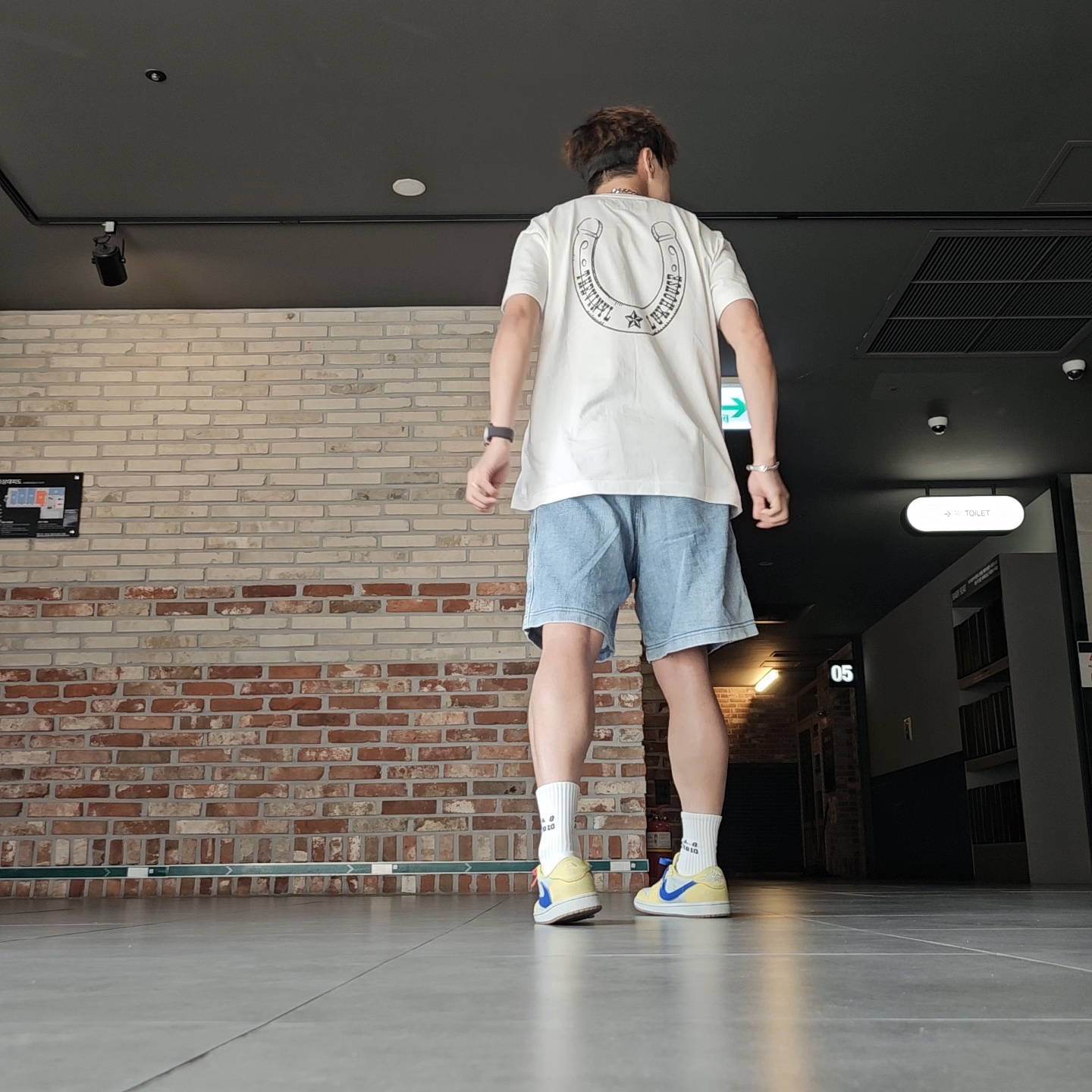 Thevinylhouse Lucky House Tee White 착용 스타일 - 4