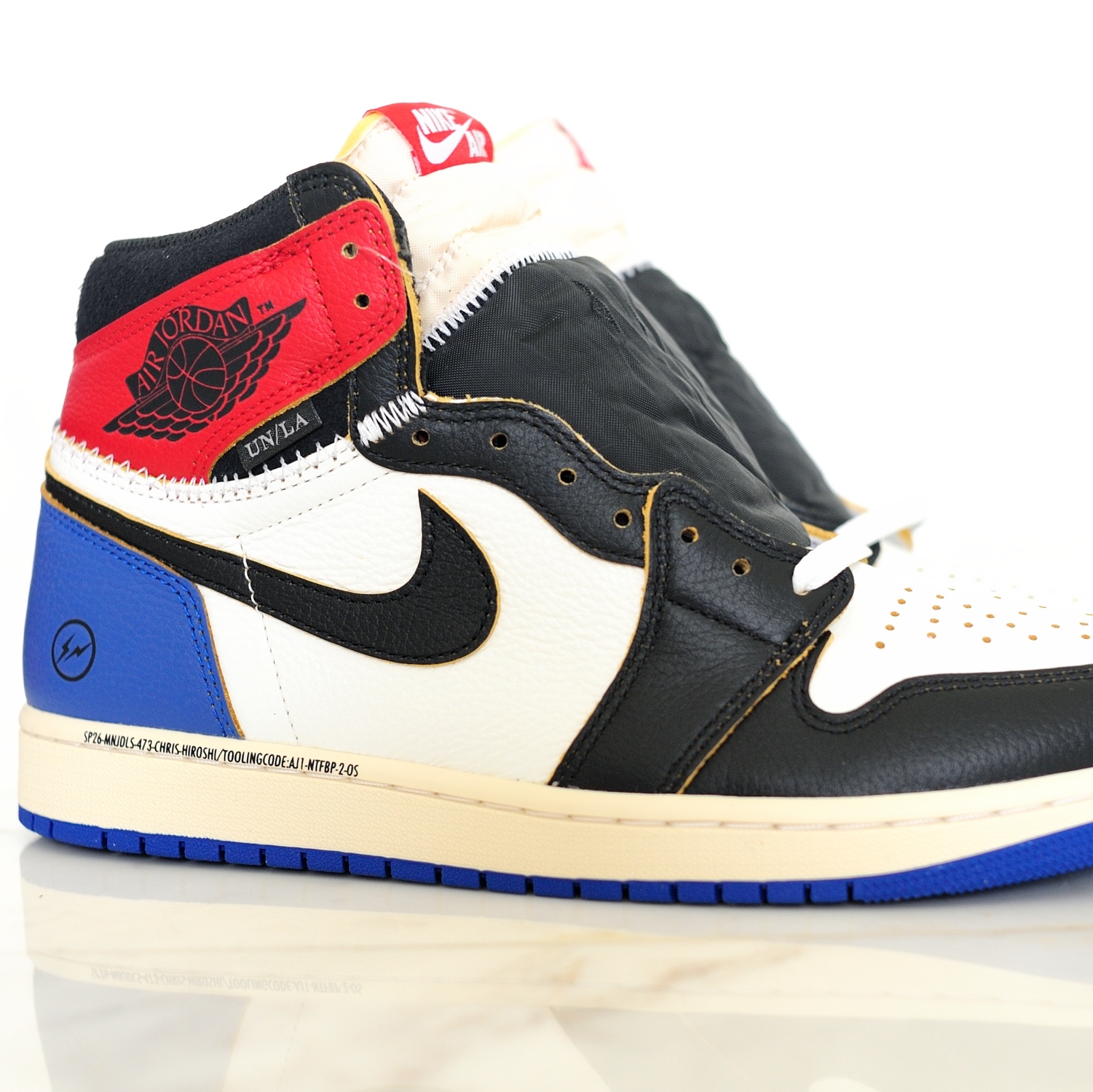 Jordan 1 x Fragment x Union LA Black and Varsity Red 착용 스타일 - 2