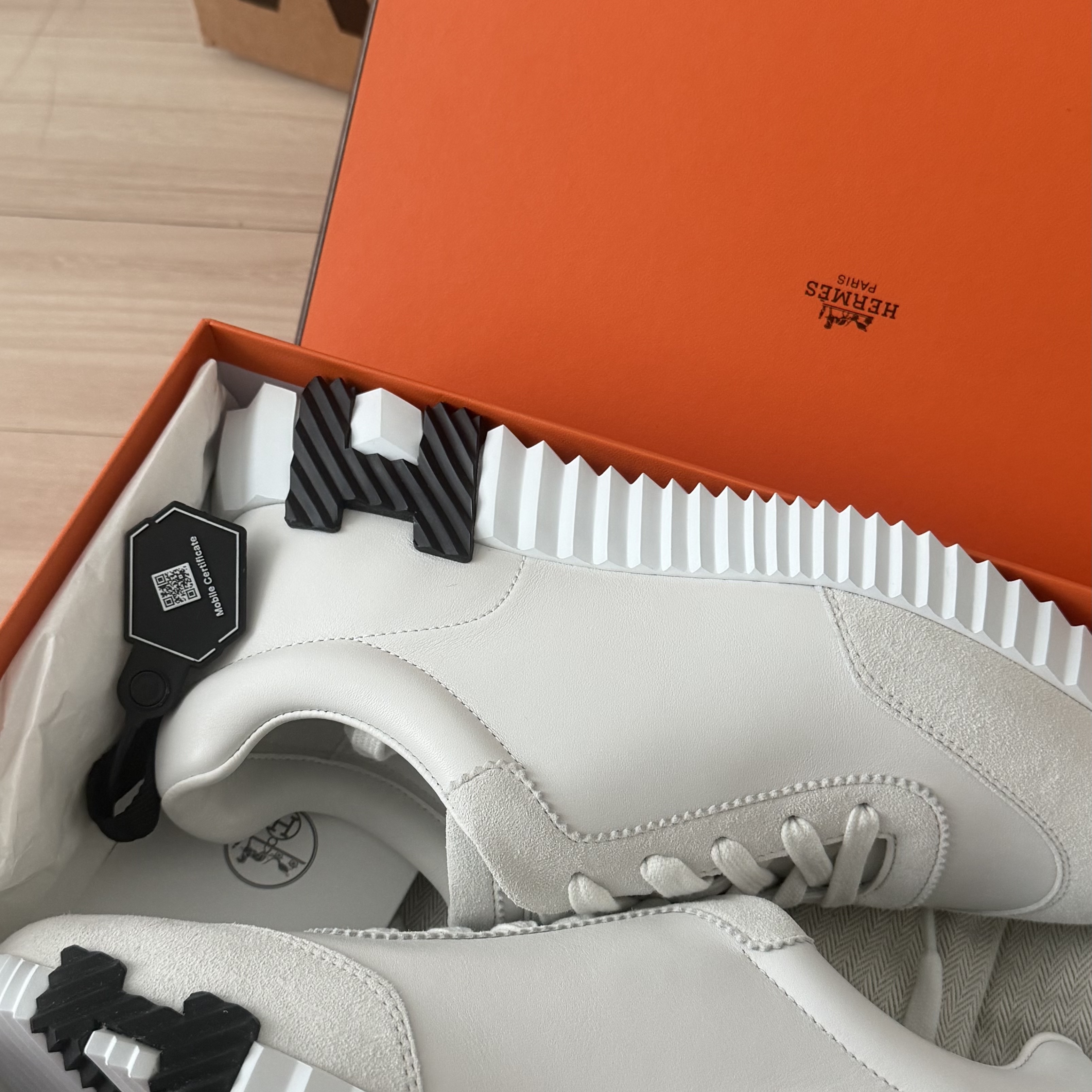 (W) Hermes Bouncing Sneakers Calfskin Suede Goatskin & Blanc 착용 스타일